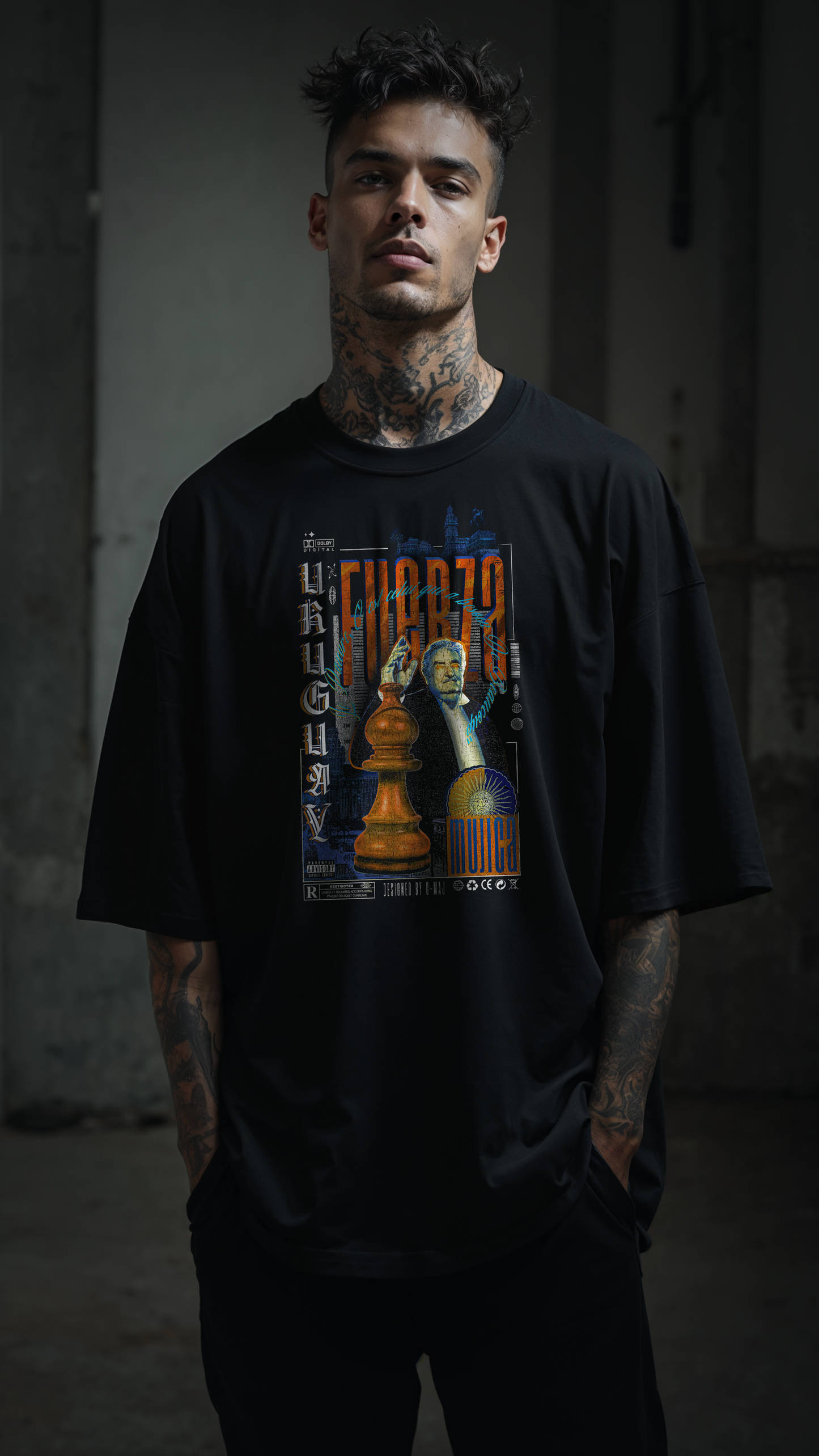 T-shirt oversize noir porté par un modèle avec tattoos- visuel FUERZA ORANGE avec design streetwear - pièces d'échecs orange et bleu Uruguay Mujica - PTN* DE T-SHIRT by G-MAJ