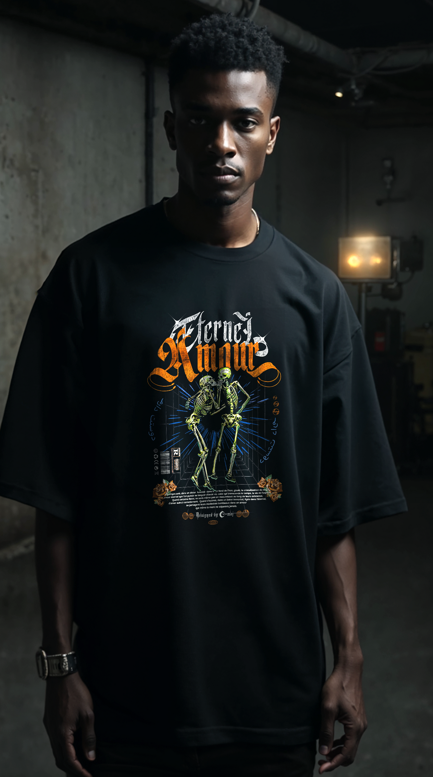 T-shirt noir oversize AMOUR ETERNEL porté design brutaliste gothique squelettes orange amour éternel 6000 ans archéologie PTN DE T-SHIRT