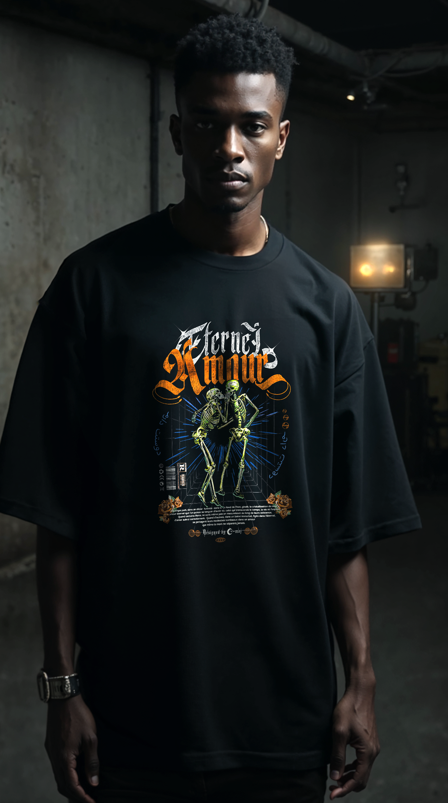 T-shirt noir oversize AMOUR ETERNEL porté design brutaliste gothique squelettes orange amour éternel 6000 ans archéologie PTN DE T-SHIRT