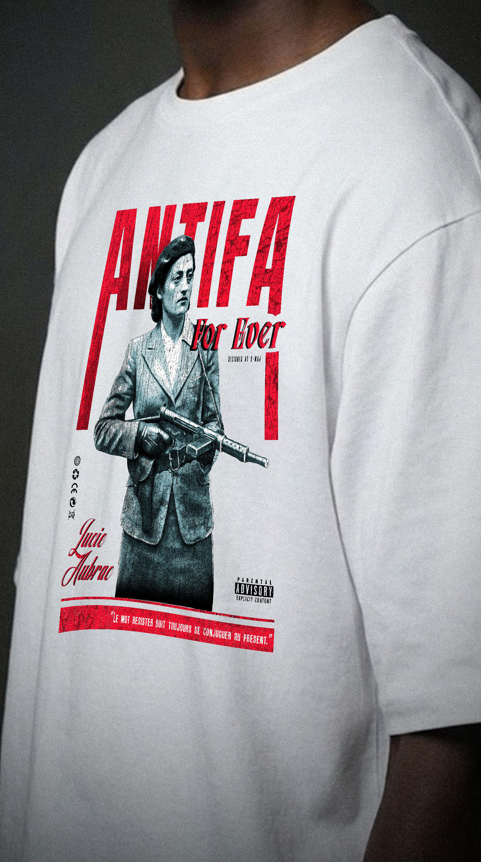 T-shirt blanc oversize ANTIFA porté en gros plan de profil design brutaliste résistance Lucie Aubrac héroïne WWII occupation française PTN DE T-SHIRT 