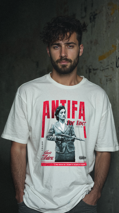 T-shirt blanc oversize ANTIFA porté par homme design brutaliste résistance Lucie Aubrac héroïne WWII occupation française PTN DE T-SHIRT