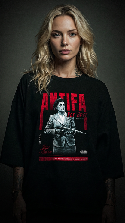 T-shirt noir oversize ANTIFA porté design brutaliste Lucie Aubrac résistante héroïne française sous l'occupation PTN DE T-SHIRT