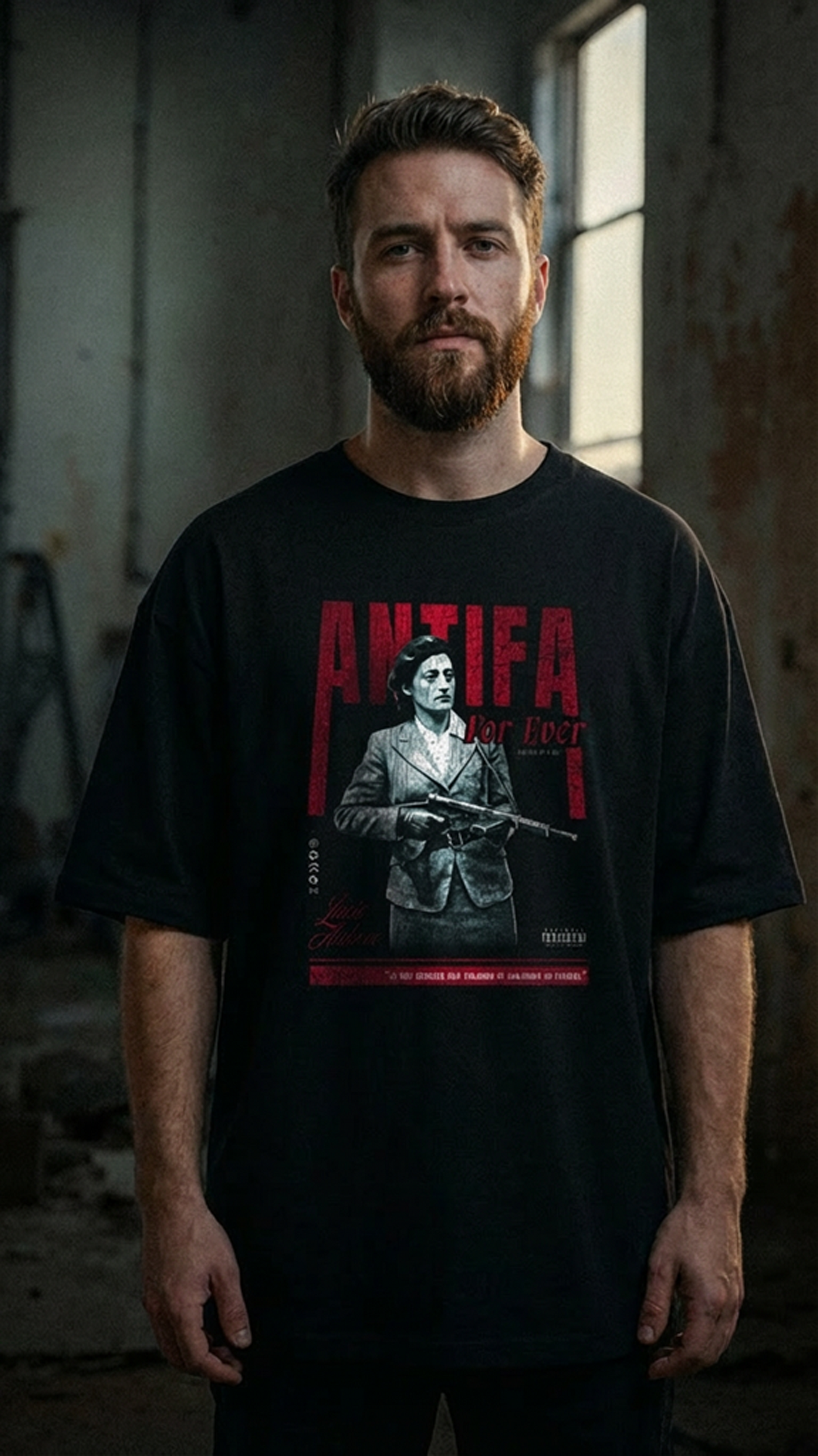 T-shirt noir oversize ANTIFA porté design brutaliste Lucie Aubrac résistante héroïne française occupation PTN DE T-SHIRT