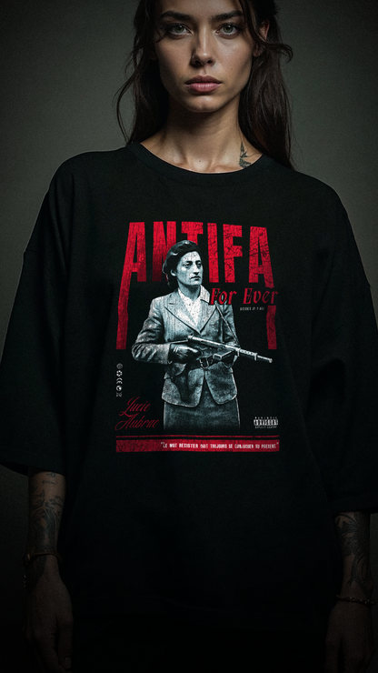 T-shirt noir oversize ANTIFA porté par modèle femme design brutaliste Lucie Aubrac résistante héroïne française occupation nazie PTN DE T-SHIRT