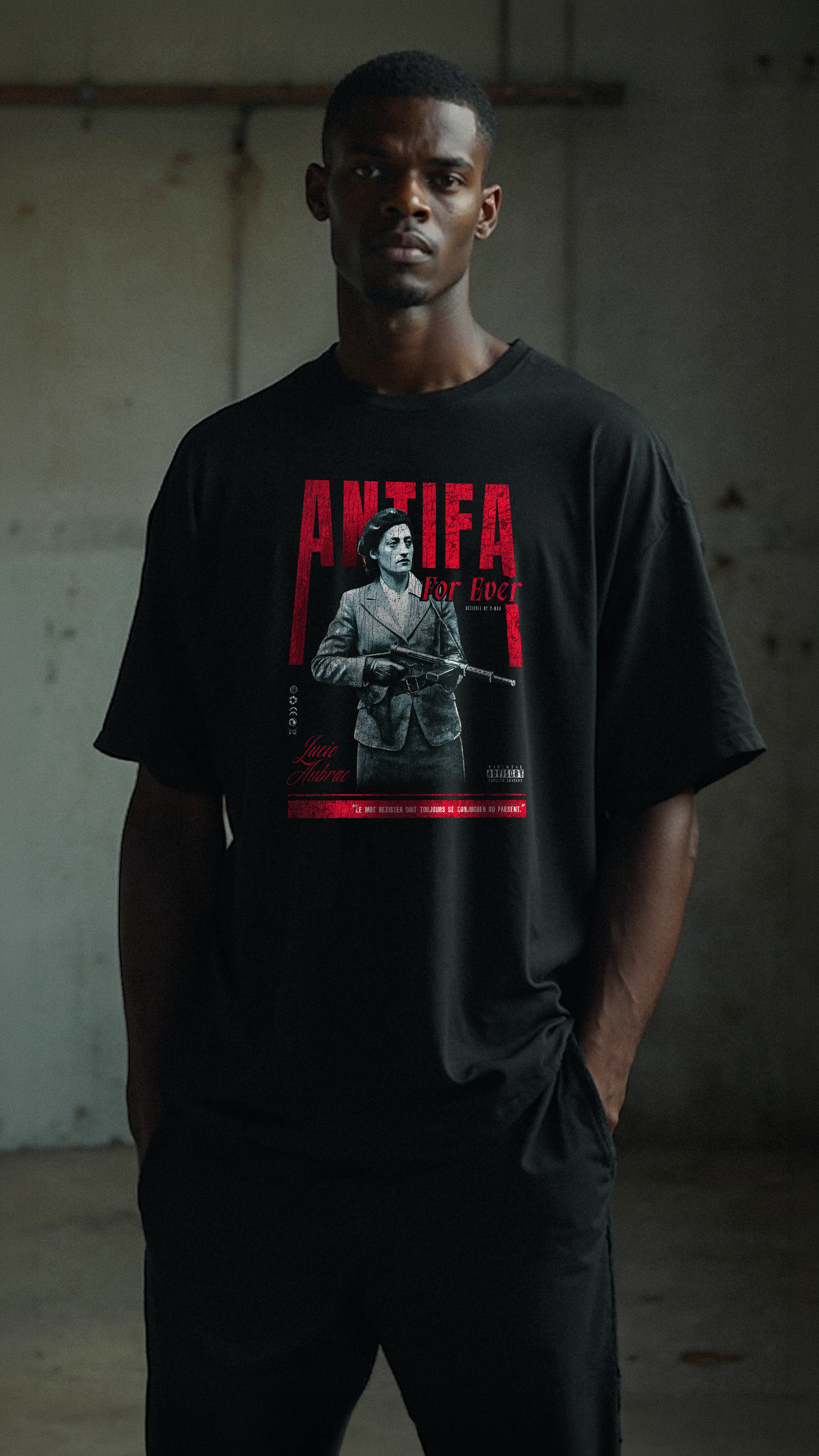 T-shirt noir oversize ANTIFA porté par modèle design brutaliste Lucie Aubrac résistante héroïne française occupation nazie PTN DE T-SHIRT
