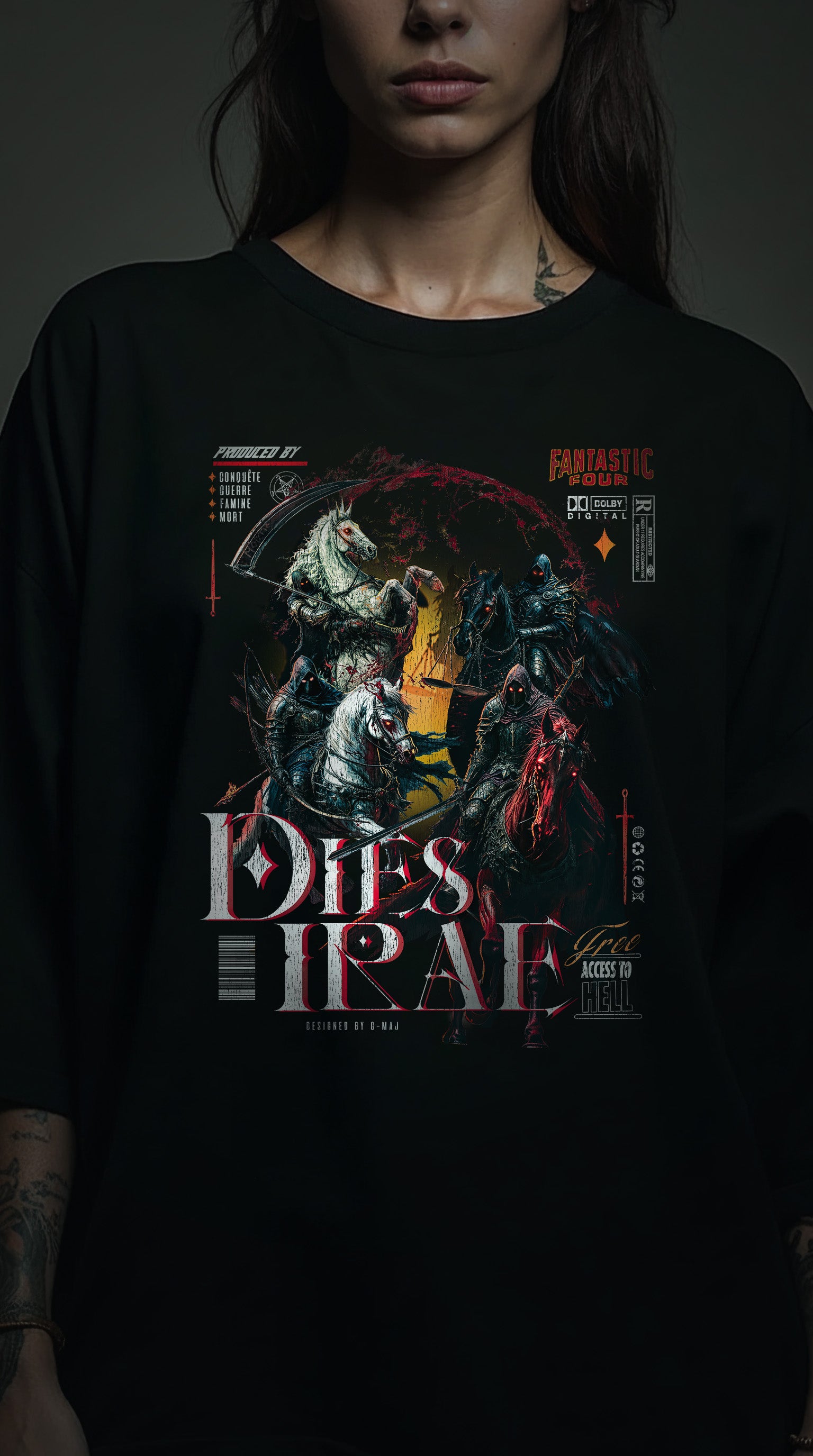 Femme tatouée portant un t-shirt noir oversize avec le design vintage Dies Irae représentant les 4 cavaliers de l'Apocalypse
