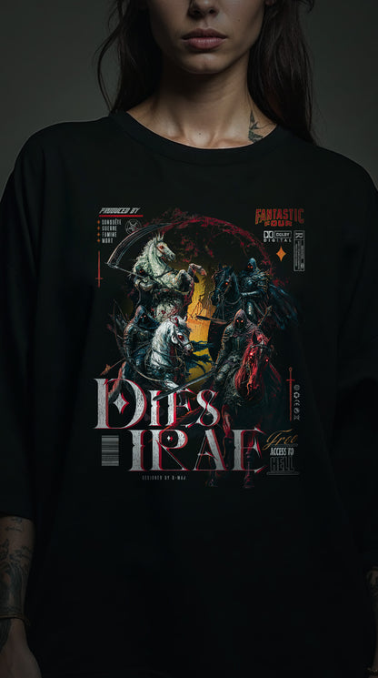 Femme tatouée portant un t-shirt noir oversize avec le design vintage Dies Irae représentant les 4 cavaliers de l'Apocalypse