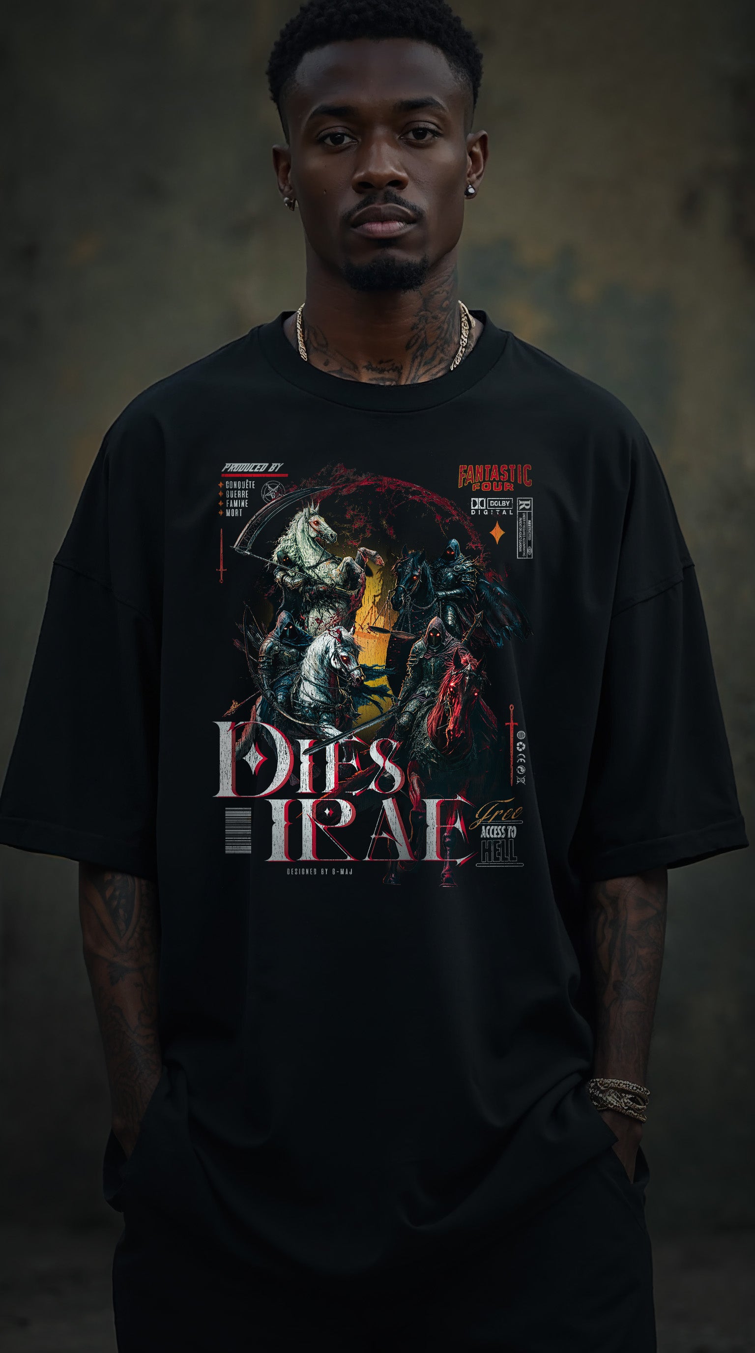 homme tatouée portant un t-shirt noir oversize avec le design vintage Dies Irae représentant les 4 cavaliers de l'Apocalypse