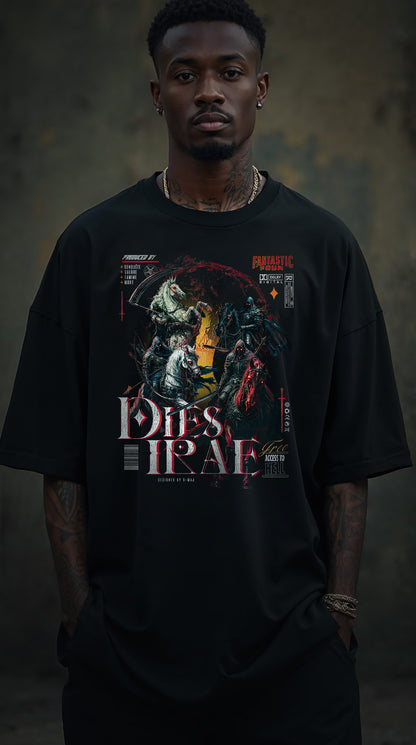 homme tatouée portant un t-shirt noir oversize avec le design vintage Dies Irae représentant les 4 cavaliers de l'Apocalypse
