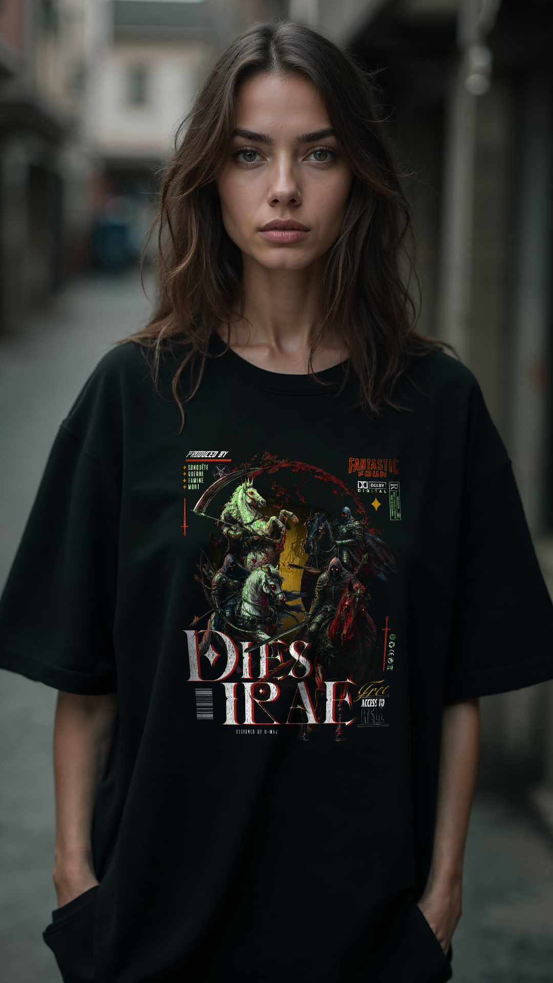 T-shirt noir oversize APOC4LYPSE porté par jeune femme mannequin design metal gothique brutaliste cavaliers fin du monde vert PTN DE T-SHIRT