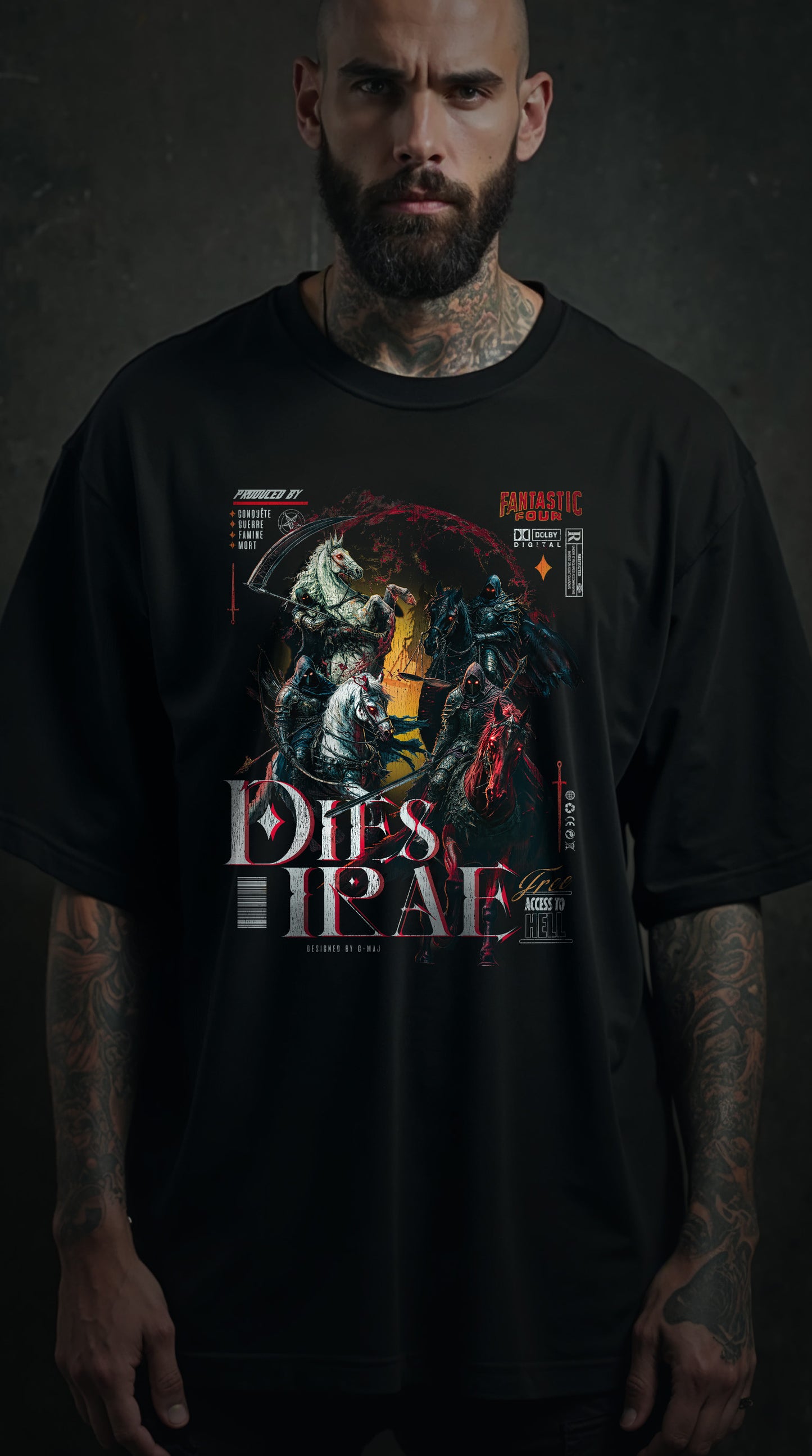 Homme tatoué barbu portant un t-shirt noir oversize avec le design vintage "Dies Irae" représentant les 4 cavaliers de l'Apocalypse