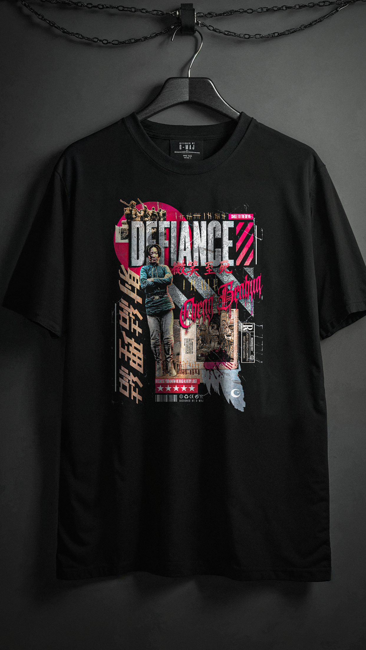 T-shirt noir oversize DEFIANCE design brutaliste résistance Cheng Benhua courage sourire face aux bourreaux rouge cintre coton biologique PTN DE T-SHIRT