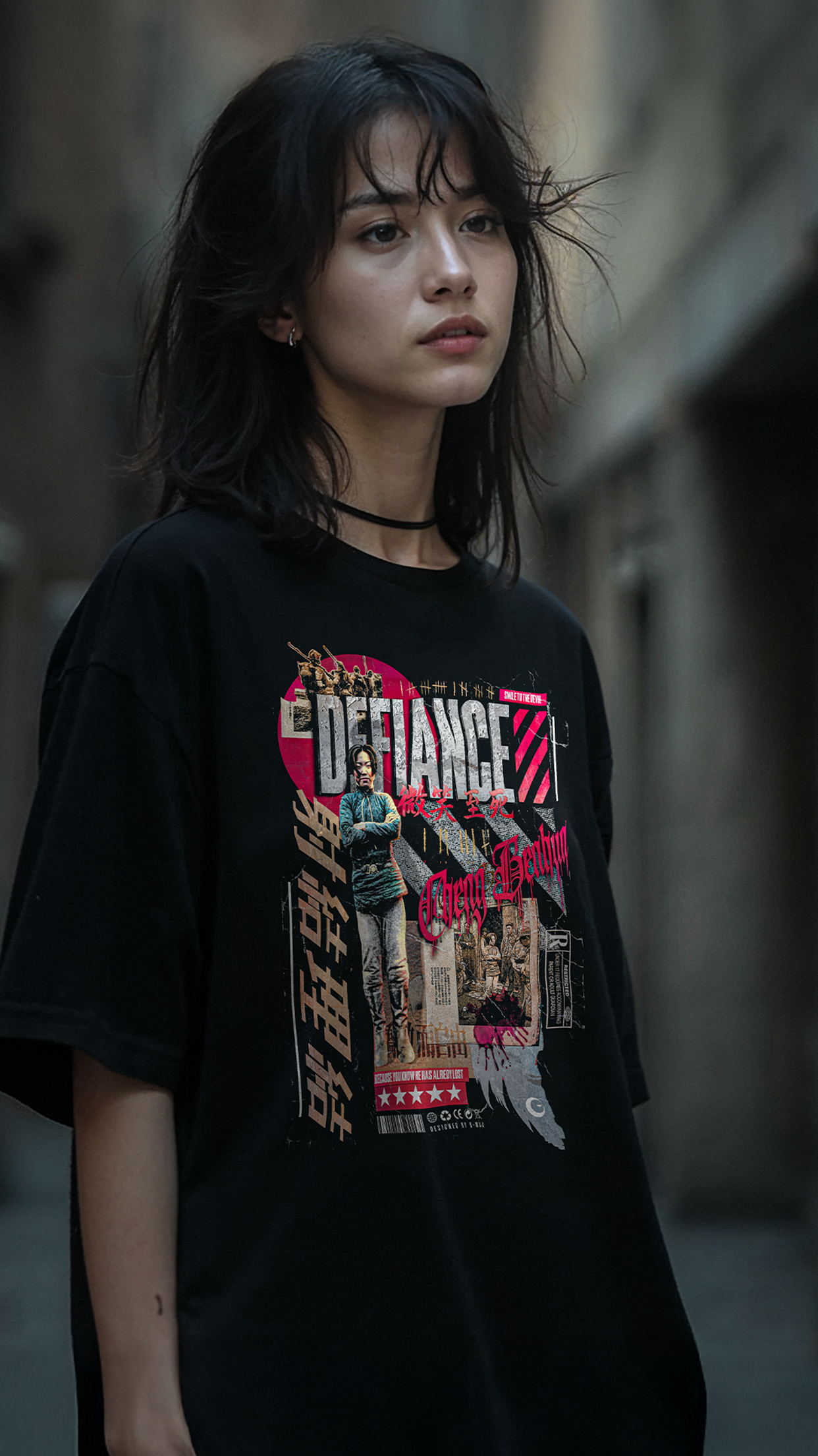 T-shirt noir oversize DEFIANCE porté femme design brutaliste Cheng Benhua résistance Chine histoire oubliée courage visuel rouge PTN DE T-SHIRT