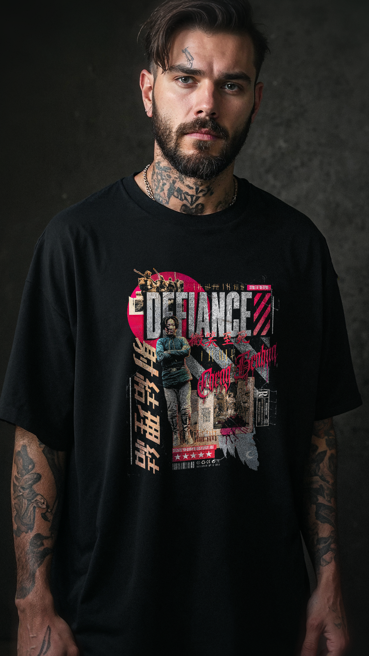 T-shirt noir oversize DEFIANCE porté homme design brutaliste Cheng Benhua résistance Chine histoire oubliée courage visuel rouge PTN DE T-SHIRT