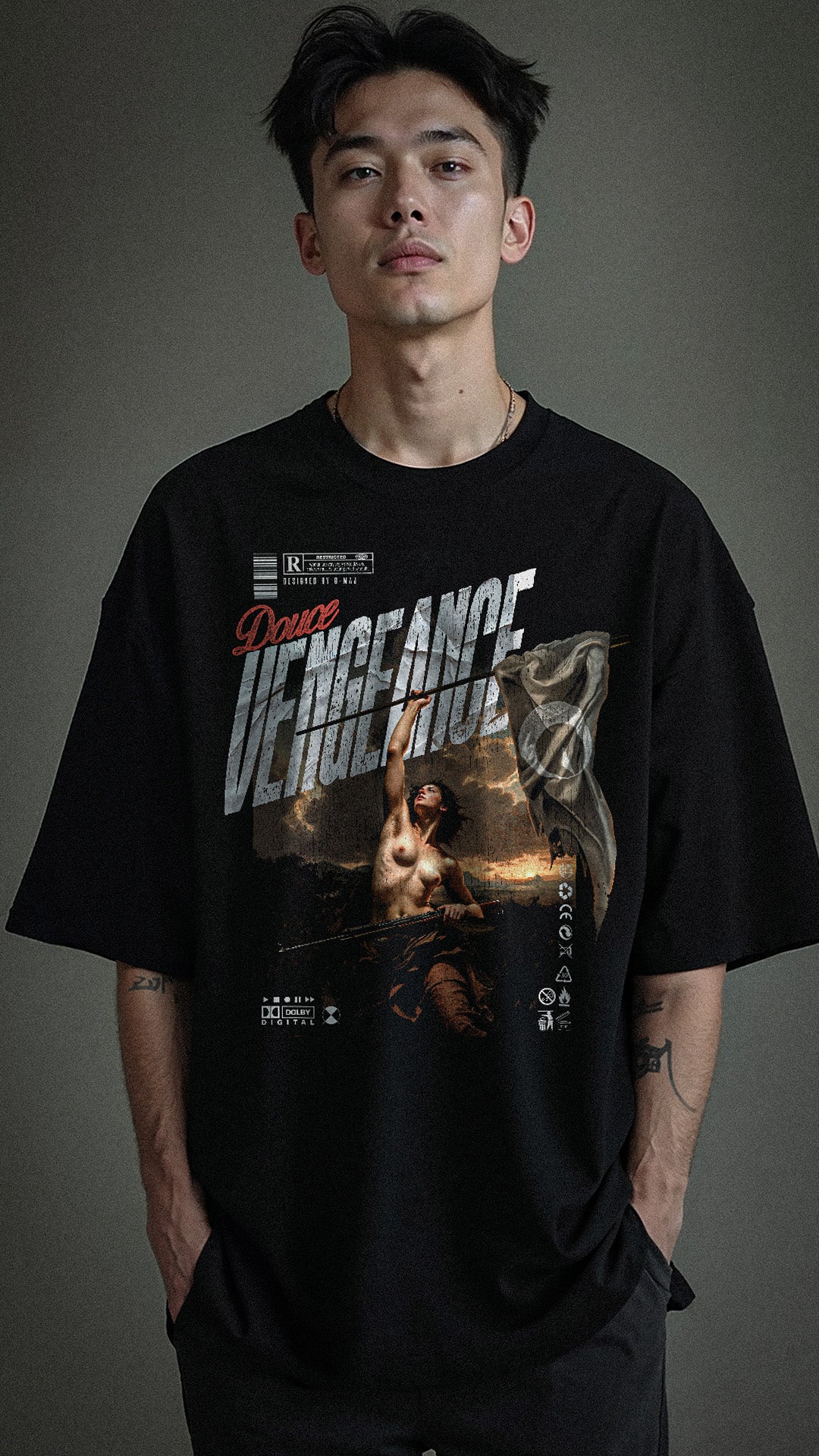 T-shirt noir oversize DOUCE VENGEANCE porté design brutaliste paint grunge classic street art renaissance PTN DE T-SHIRT