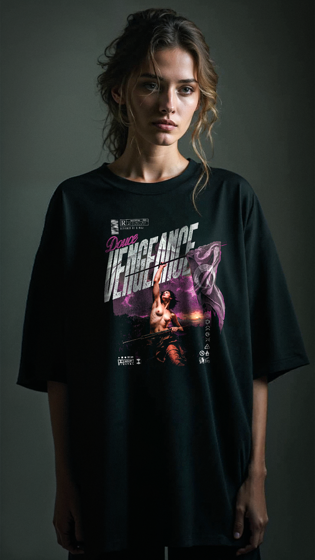 T-shirt noir oversize DOUCE VENGEANCE design brutaliste féministe peinture renaissance urbain rose face coton biologique porté modèle femme PTN DE T-SHIRT