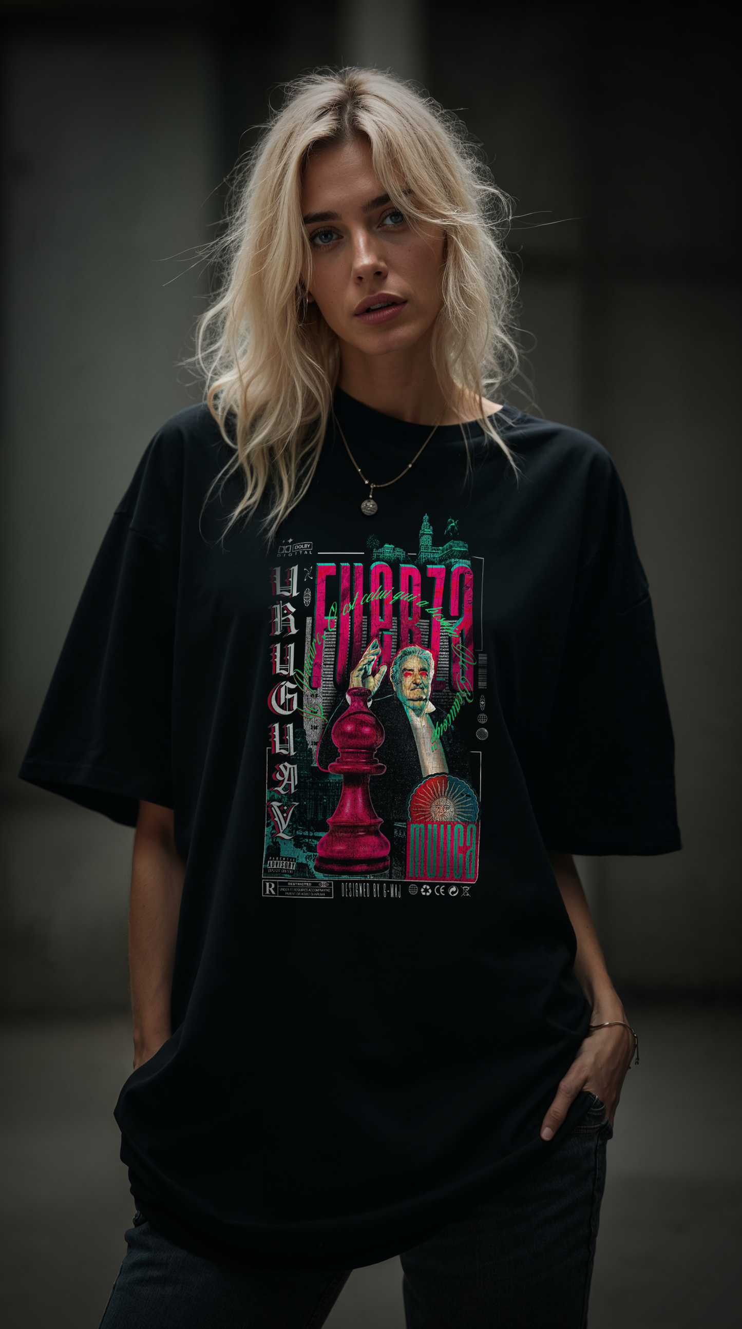 Femme portant le t-shirt noir oversize FUERZA RED - style streetwear urbain, coton biologique, design graphique Pepe Mujica