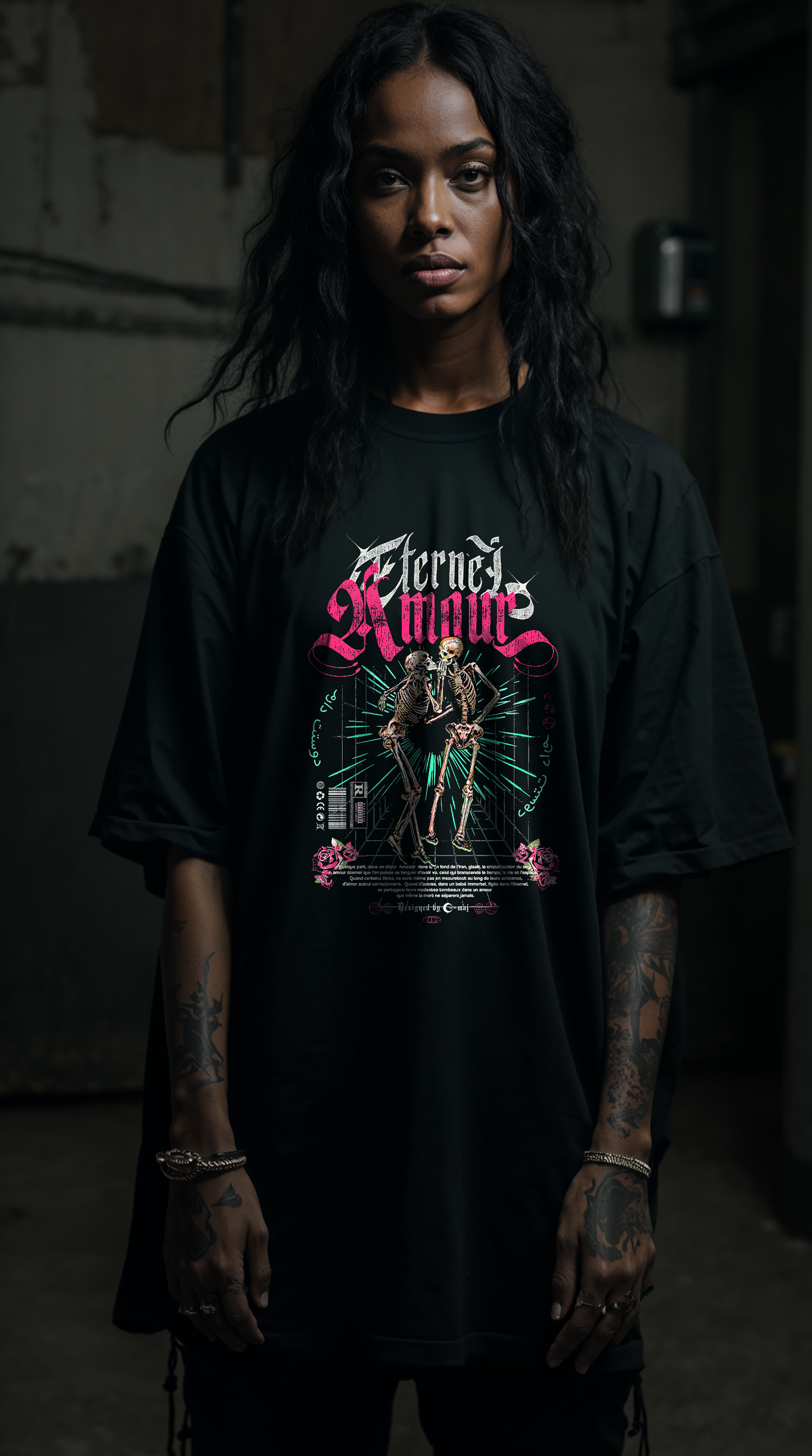 Femme portant le t-shirt noir oversize AMOUR ETERNEL PINK - design gothique squelettes enlacés rose, coton biologique, look streetwear