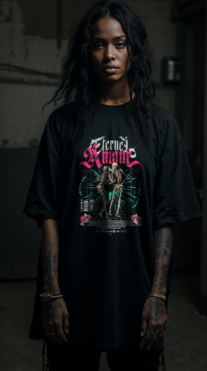 Femme portant le t-shirt noir oversize AMOUR ETERNEL PINK - design gothique squelettes enlacés rose, coton biologique, look streetwear