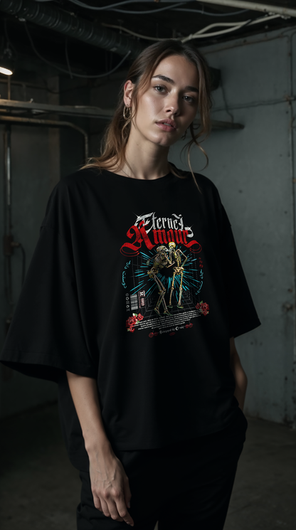 Femme portant le t-shirt noir oversize AMOUR ETERNEL RED - design gothique squelettes enlacés rouge, style streetwear coton bio G-MAJ