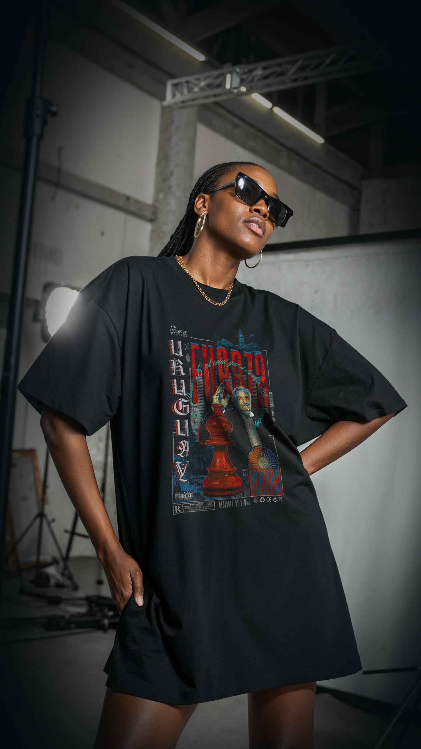 Femme portant le t-shirt noir oversize FUERZA RED avec lunettes de soleil - style streetwear urbain, design Pepe Mujica Uruguay