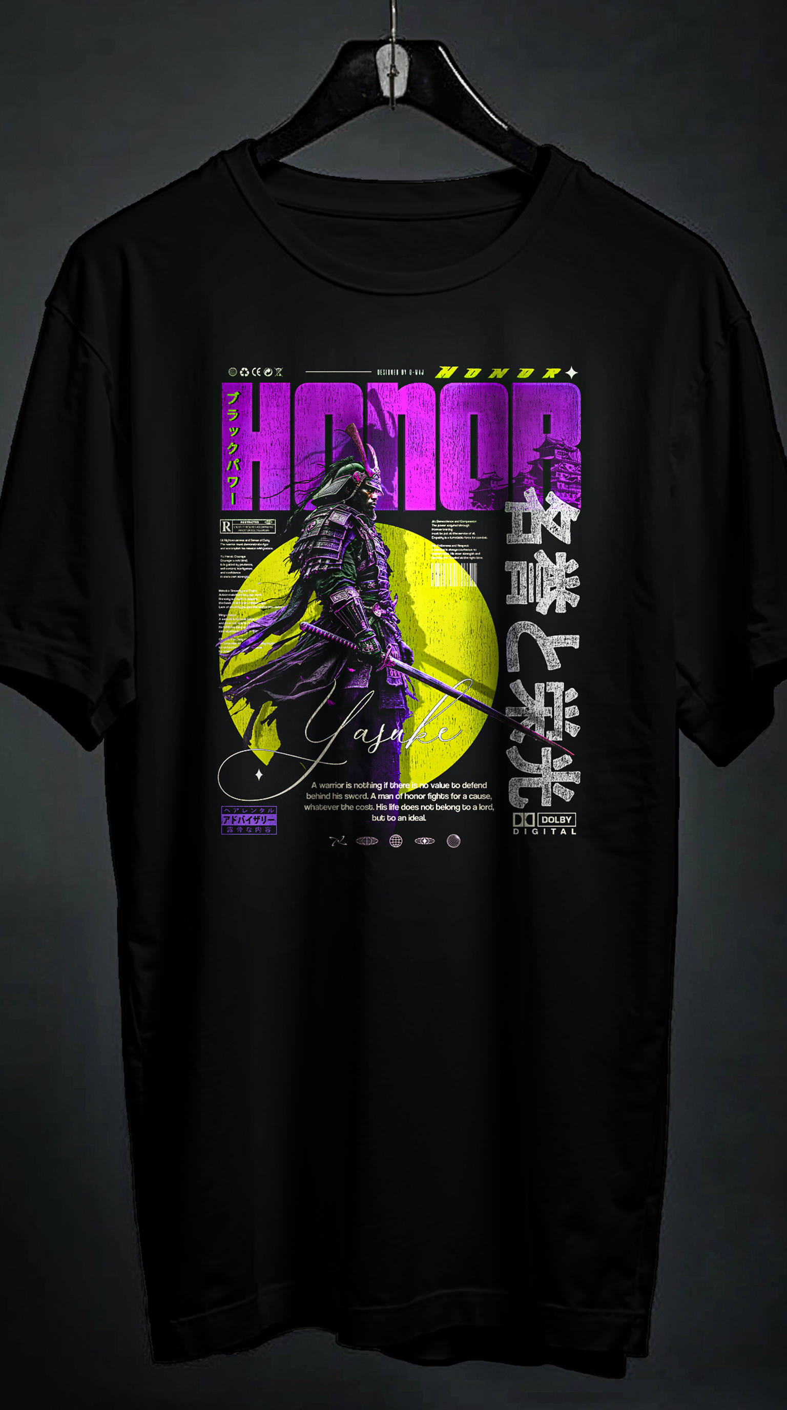 T-shirt noir HONOR violet et jaune fluo Yasuke, premier samouraï noir de l'histoire, en armure japonaise sur t-shirt noir oversize, graphic vintage style streetwear, présenté sur cintre