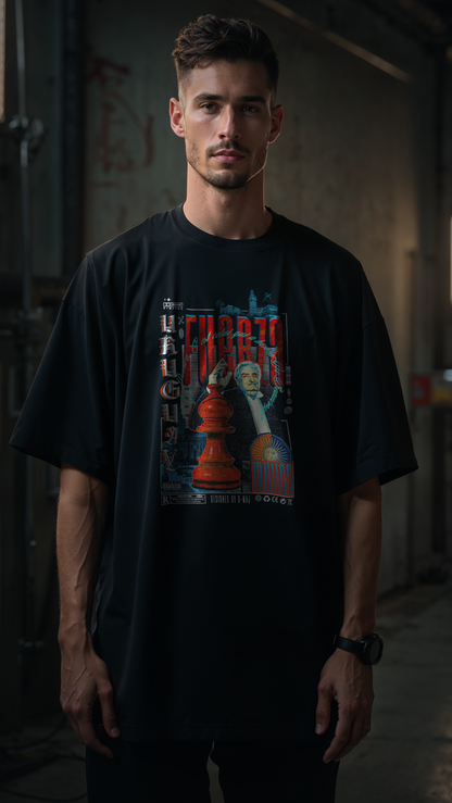 Homme portant le t-shirt noir oversize FUERZA RED en milieu urbain - design graphique Pepe Mujica Uruguay, streetwear coton bio