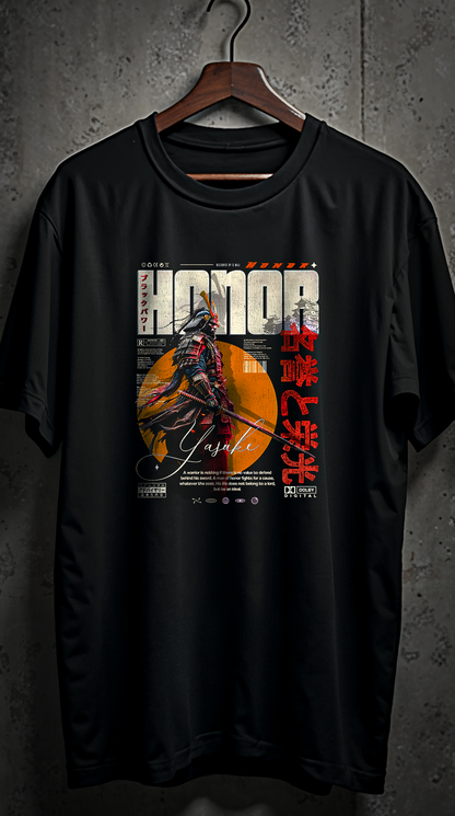 Yasuke, premier samouraï noir de l’histoire, en armure japonaise sur t-shirt noir oversize HONOR orange, graphic vintage style streetwear, présenté sur cintre