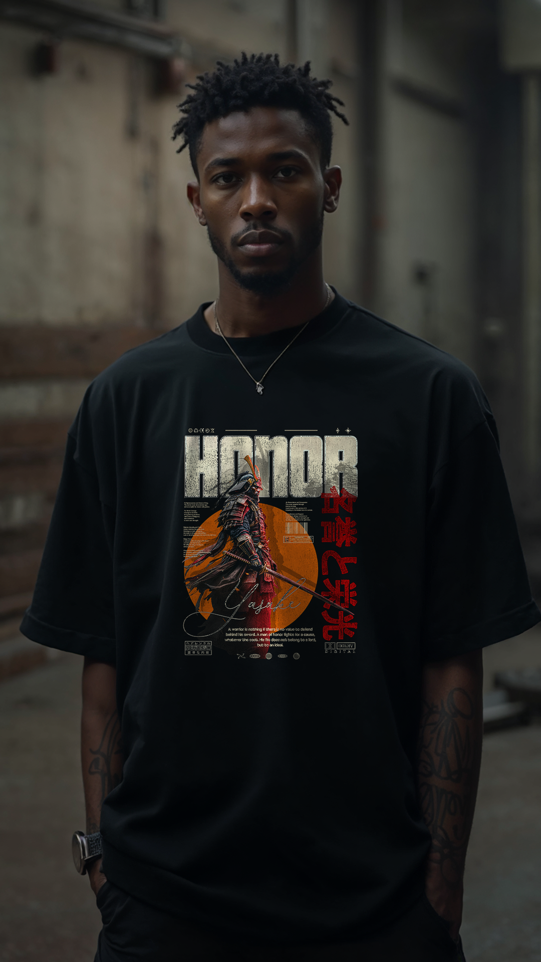 Homme portant le t-shirt noir HONOR oversize avec graphic Yasuke samouraï en armure orange, vue face demi-corps, style streetwear inspiré du premier samouraï noir de l’histoire