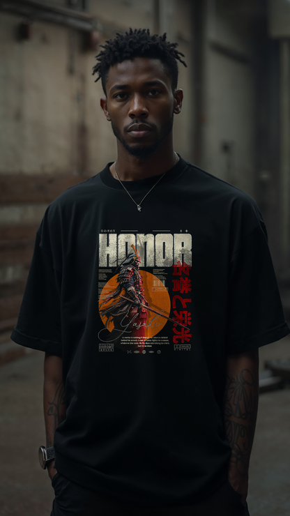 Homme portant le t-shirt noir HONOR oversize avec graphic Yasuke samouraï en armure orange, vue face demi-corps, style streetwear inspiré du premier samouraï noir de l’histoire