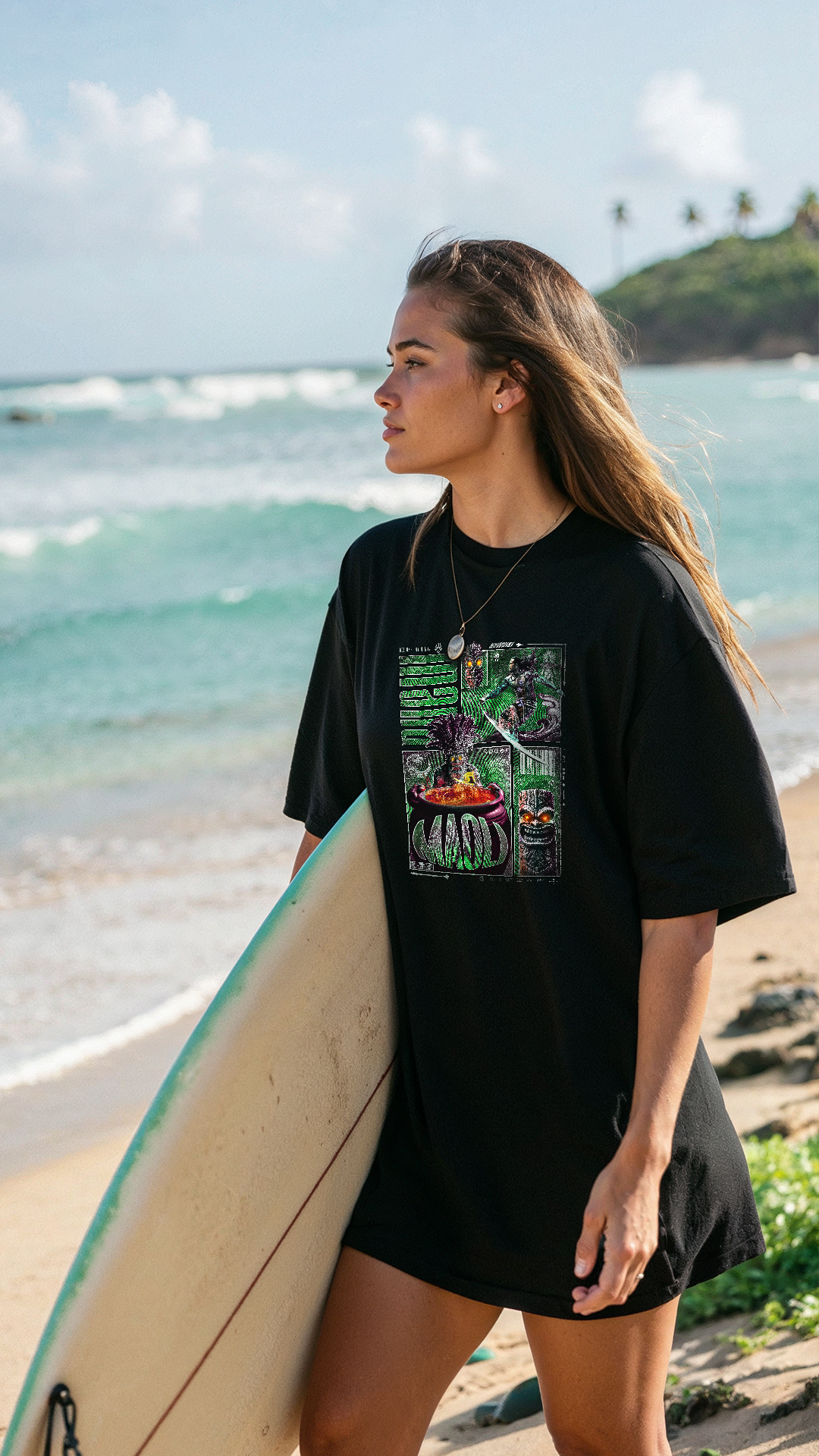 T-shirt noir oversize MAOLI design brutaliste porté par mannequin surfeuse sur la plage, surf hawaïen culture Maoli  vague océan vert cintre coton biologique PTN DE T-SHIRT