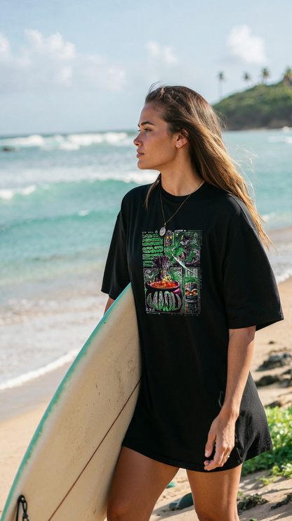 T-shirt noir oversize MAOLI design brutaliste porté par mannequin surfeuse sur la plage, surf hawaïen culture Maoli  vague océan vert cintre coton biologique PTN DE T-SHIRT