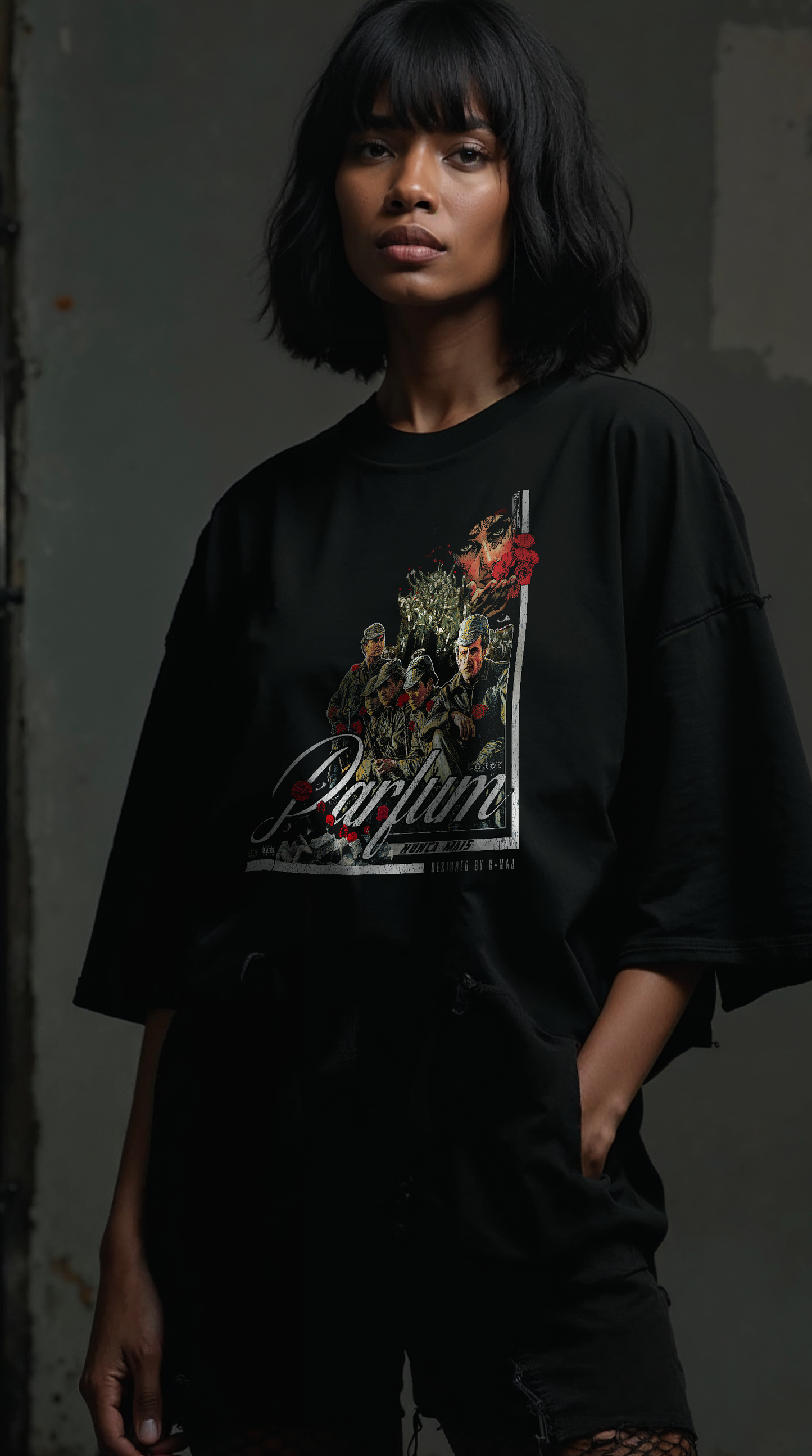 T-shirt noir oversize PARFUM porté magnifique femme design brutaliste révolution des œillets Portugal 1974 liberté résistance pacifique PTN DE T-SHIRT