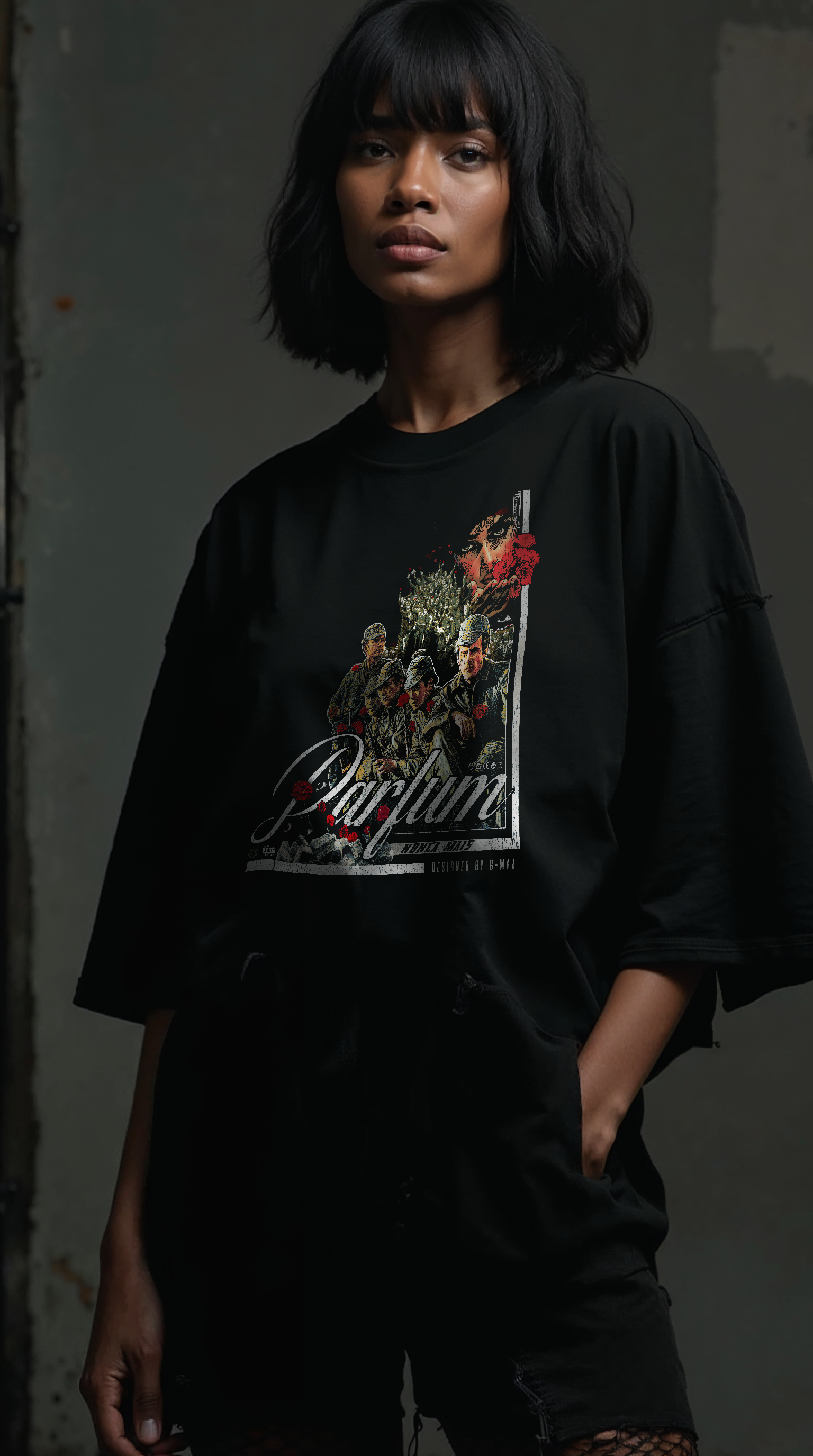 T-shirt noir oversize PARFUM porté magnifique femme design brutaliste révolution des œillets Portugal 1974 liberté résistance pacifique PTN DE T-SHIRT