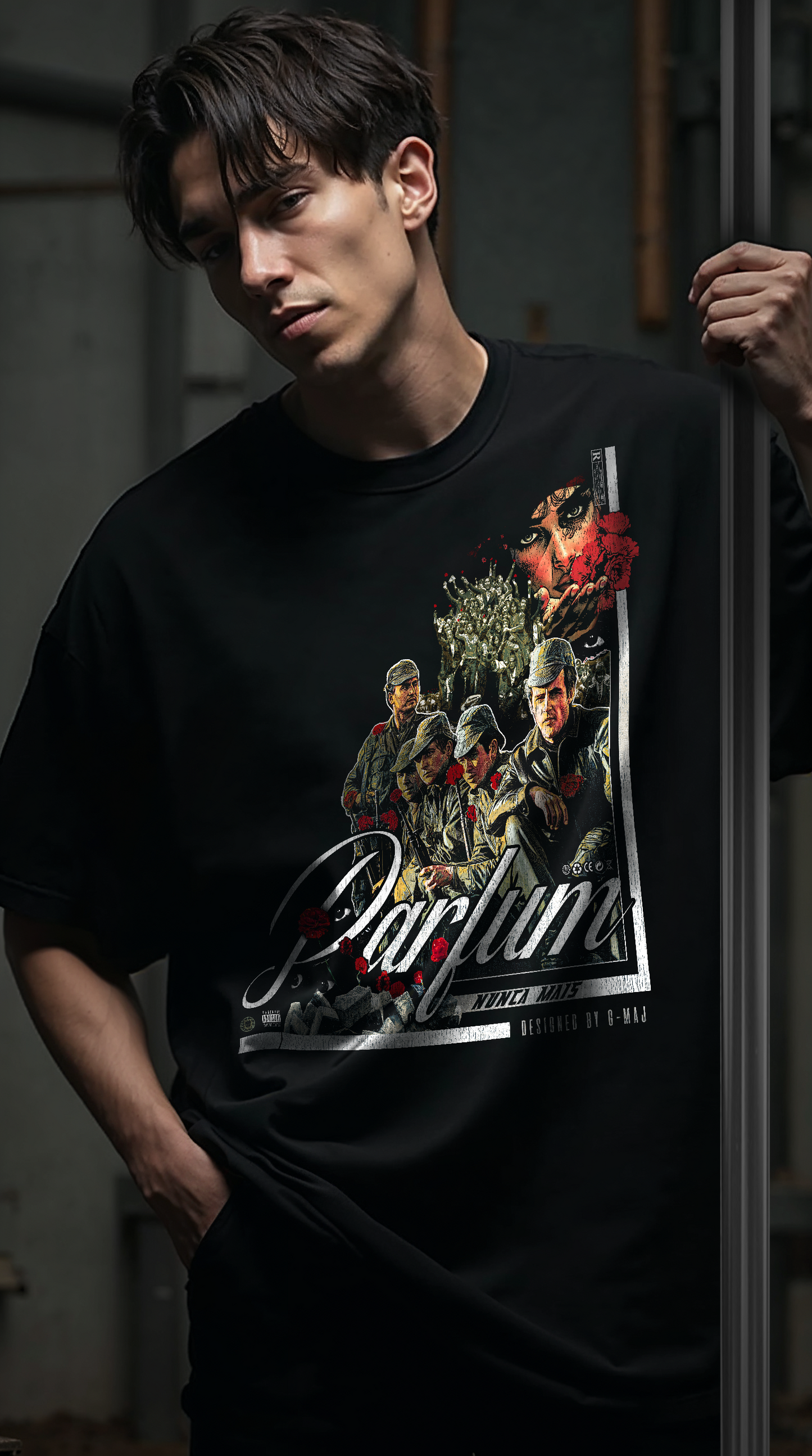 T-shirt noir oversize PARFUM porté HOMME design brutaliste révolution des œillets Portugal 1974 liberté résistance pacifique PTN DE T-SHIRT