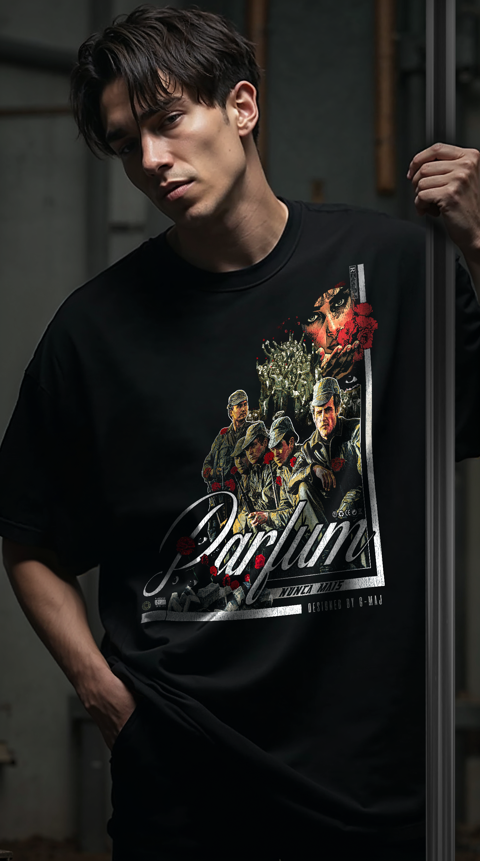 T-shirt noir oversize PARFUM porté HOMME design brutaliste révolution des œillets Portugal 1974 liberté résistance pacifique PTN DE T-SHIRT