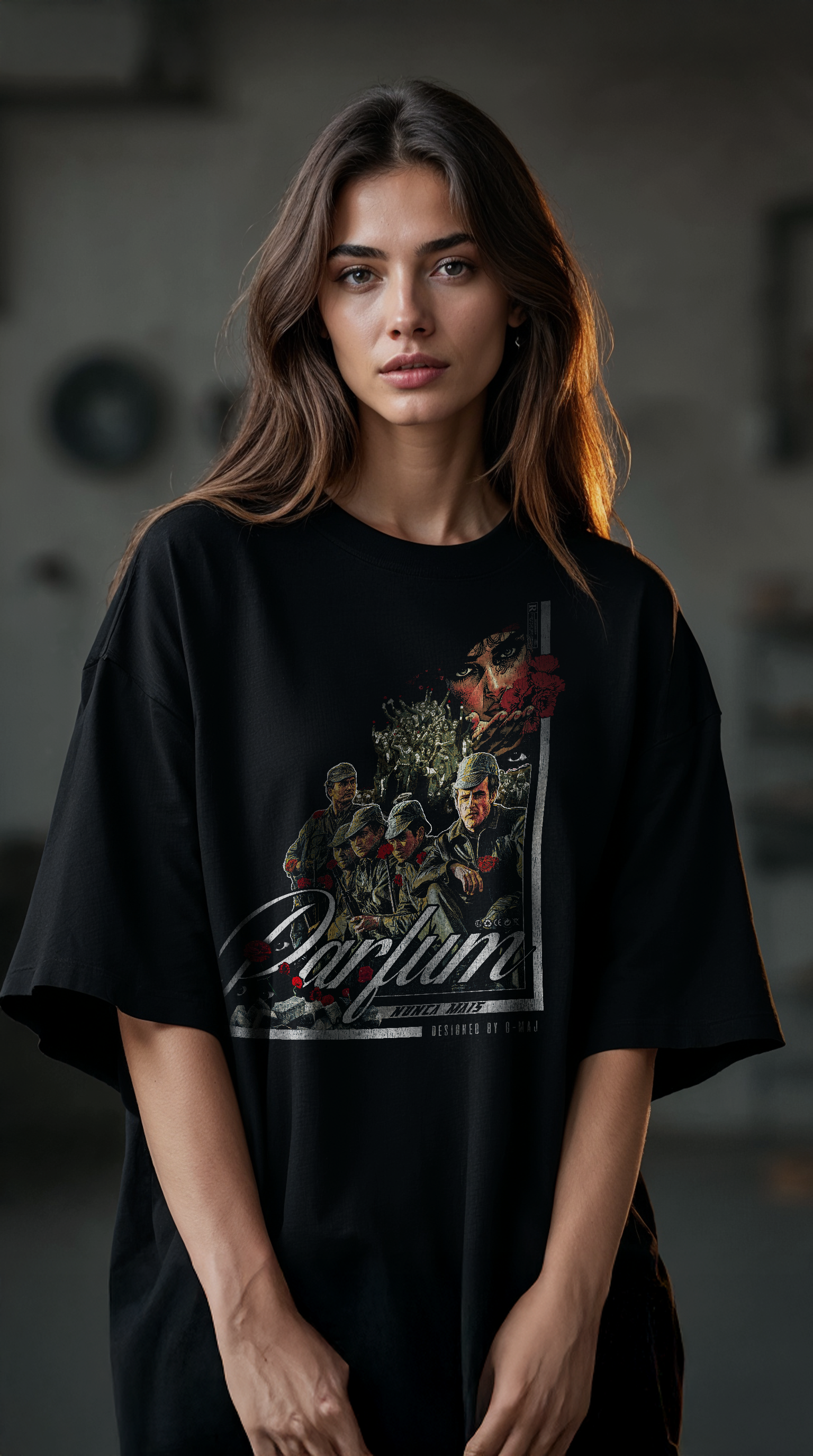 T-shirt noir oversize PARFUM porté femme design brutaliste révolution des œillets Portugal 1974 liberté résistance pacifique Portugal PTN DE T-SHIRT