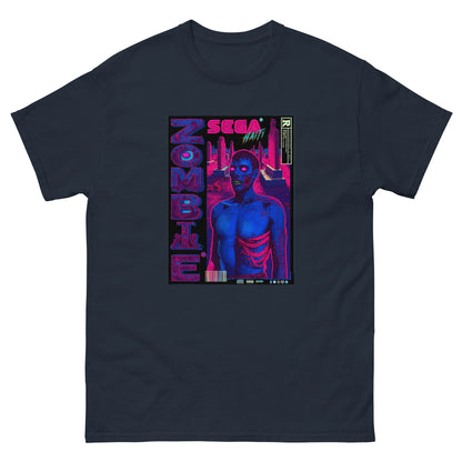 T-shirt bleu navy de face sur fond blanc Illustration style rétro gaming inspirée des boîtes Sega : un zombie torse nu aux yeux roses lumineux, éclairé en néon bleu et rose, sur fond urbain sombre. Le mot ZOMBIE s'affiche verticalement à gauche, avec le logo SEGA HAÏTI en haut au centre.