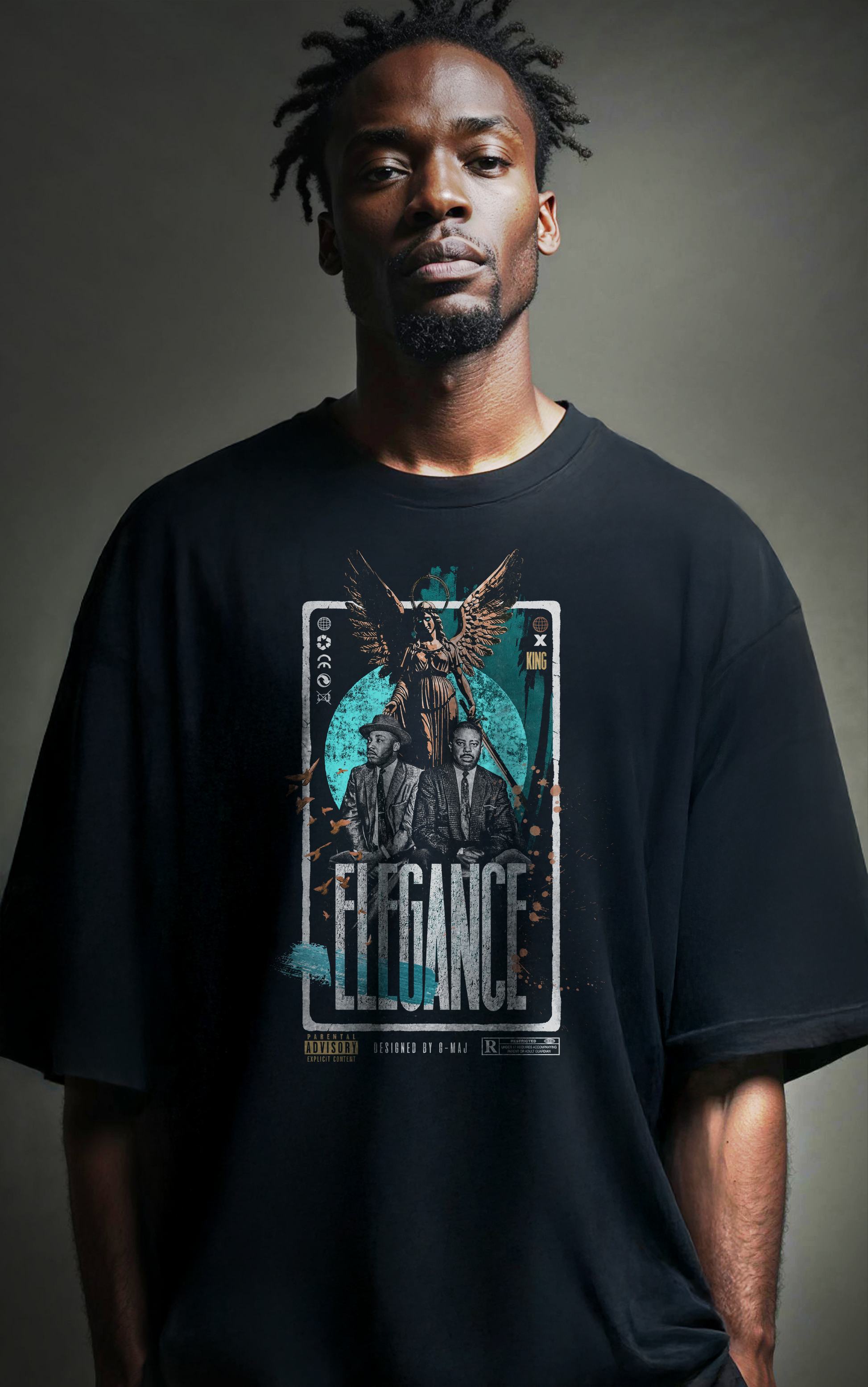Homme portant le t-shirt oversize noir ELEGANCE BLUE - design graphique streetwear - PTN* DE T-SHIRT by G-MAJ