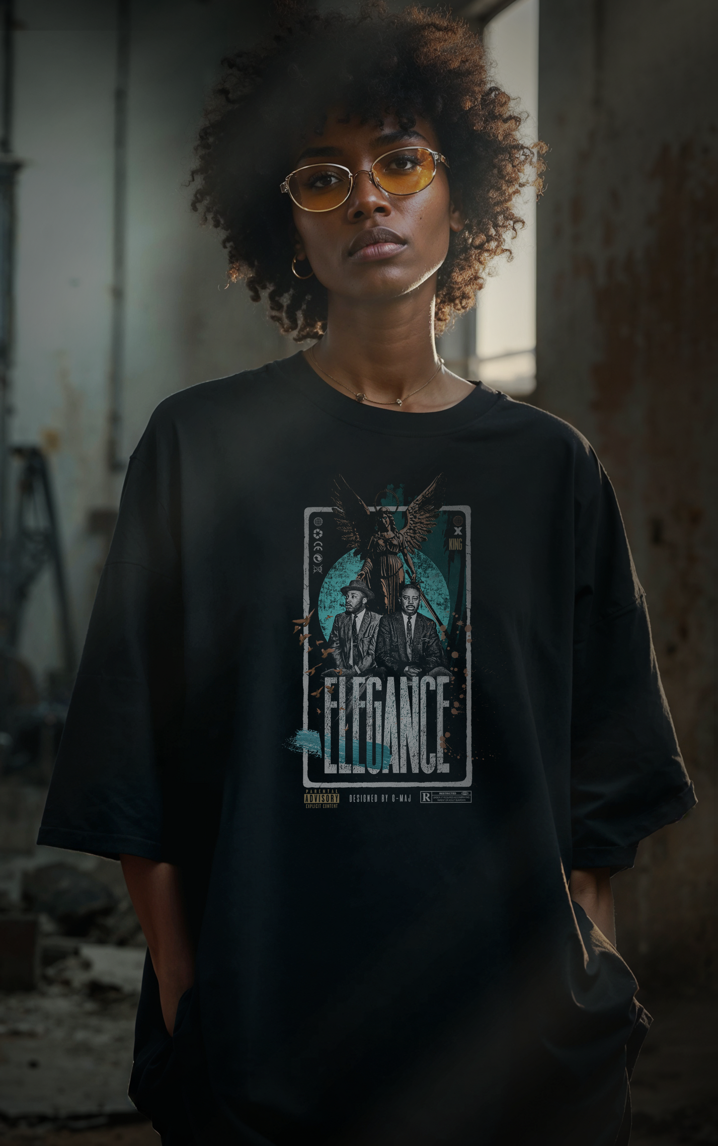Mannequin portant le t-shirt oversize noir ELEGANCE BLUE - design streetwear graphique - PTN* DE T-SHIRT by G-MAJ