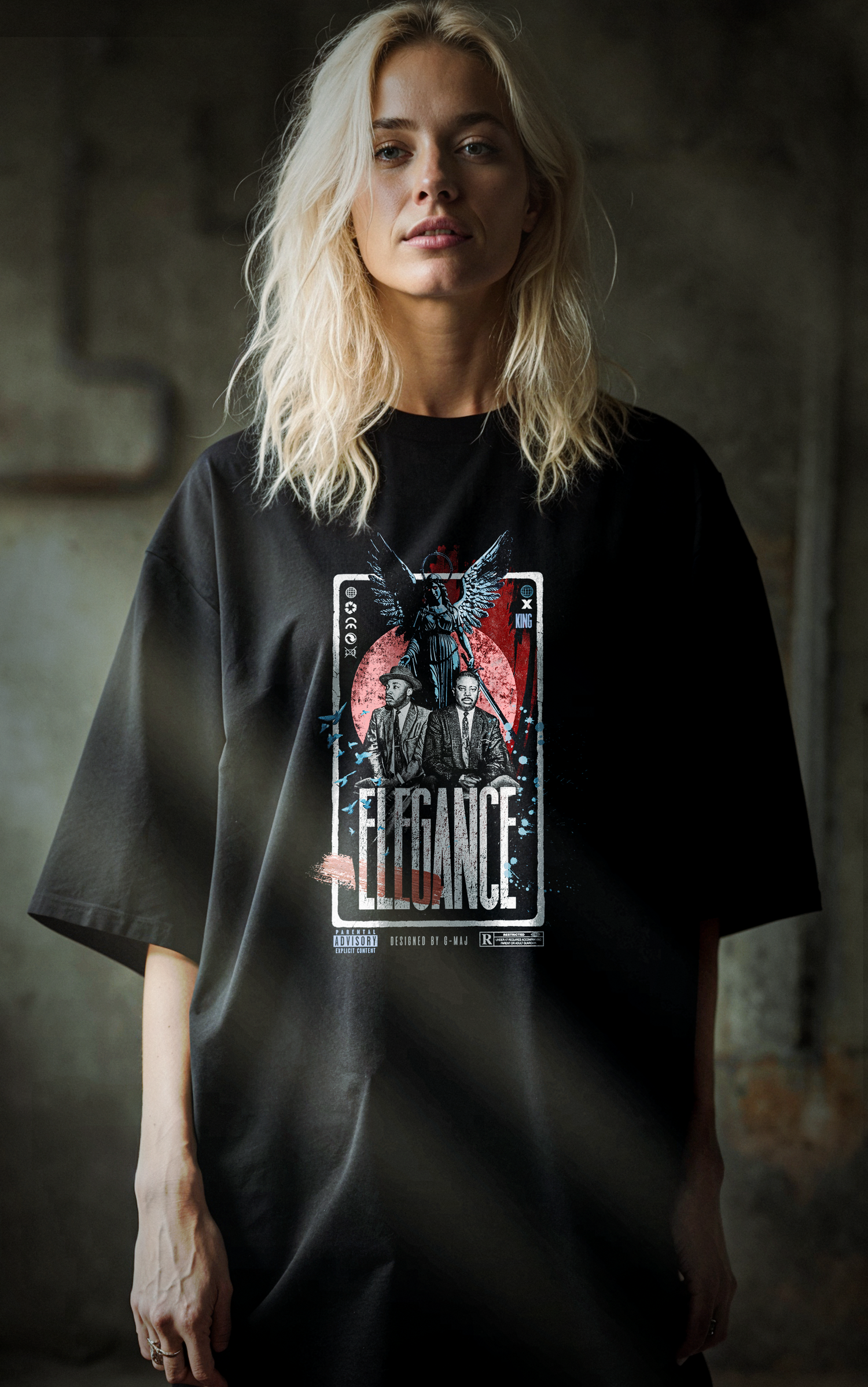 Femme portant le t-shirt oversize noir ELEGANCE RED - design streetwear rouge et bleu - PTN* DE T-SHIRT by G-MAJ