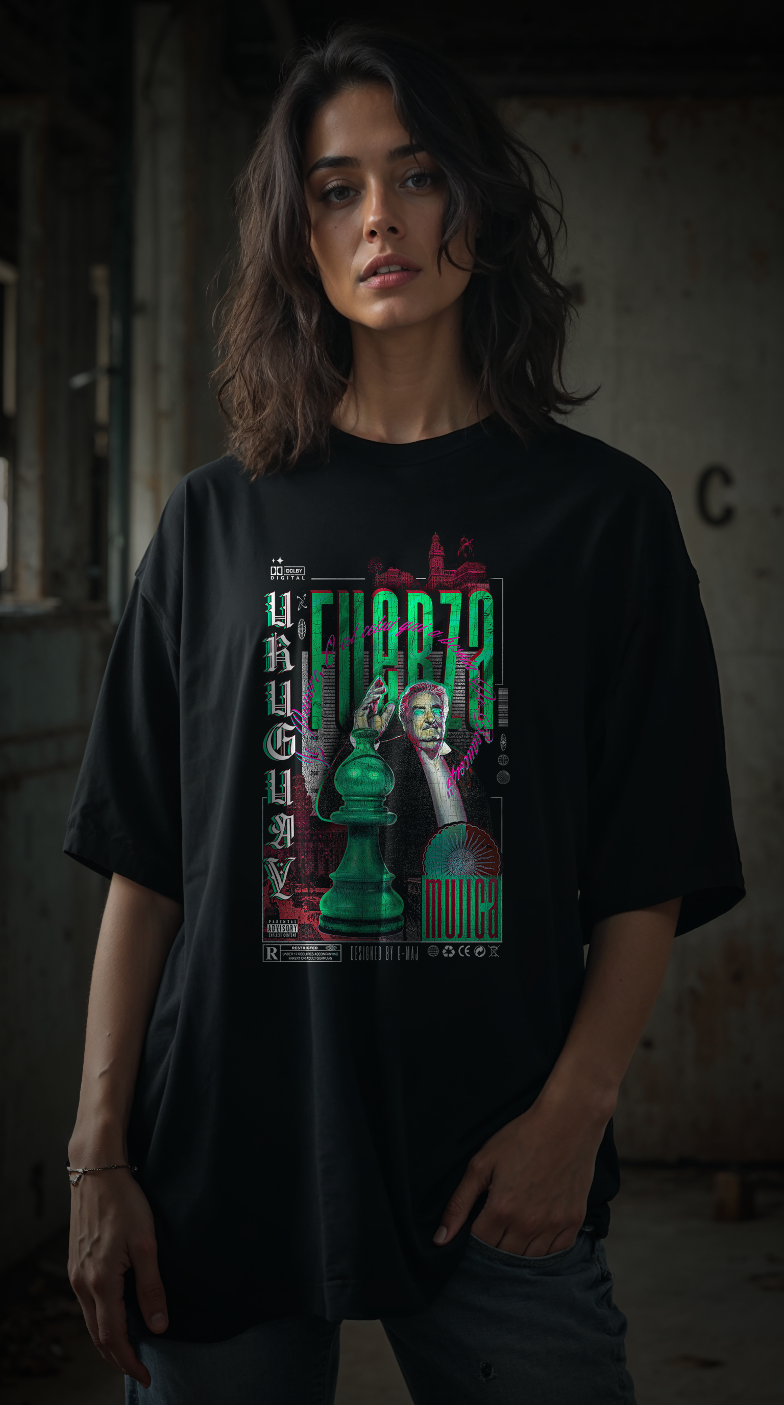 Femme portant le t-shirt oversize noir FUERZA GREEN - design streetwear Uruguay Mujica - PTN* DE T-SHIRT by G-MAJ