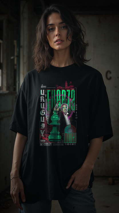 Femme portant le t-shirt oversize noir FUERZA GREEN - design streetwear Uruguay Mujica - PTN* DE T-SHIRT by G-MAJ