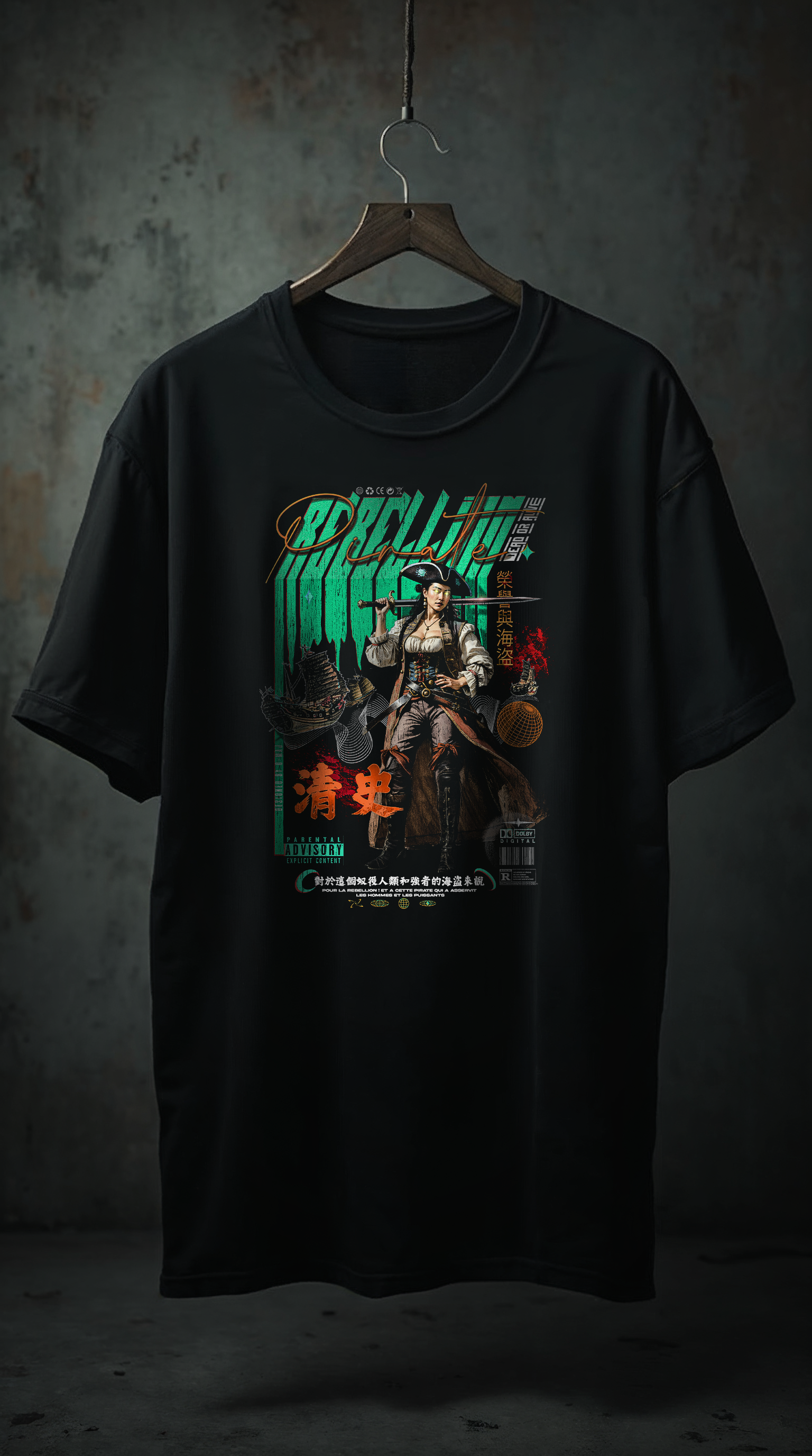 T-shirt oversize noir REBELLION GREEN suspendu sur cintre, design graphique femme guerrière rebelle style streetwear, fond industriel sombre