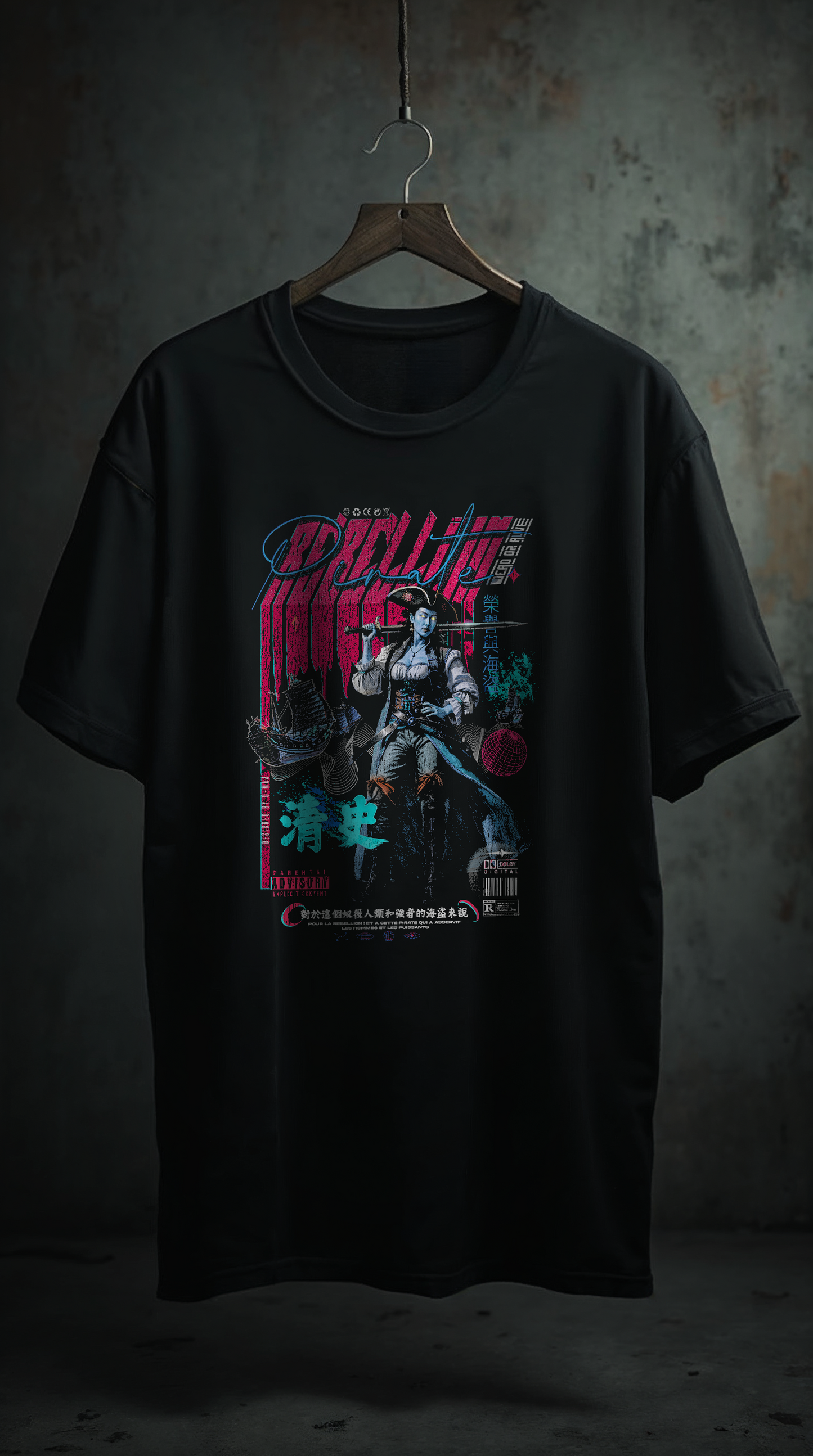 T-shirt oversize noir REBELLION PINK suspendu sur cintre, design graphique femme guerrière rebelle style streetwear, fond industriel sombre