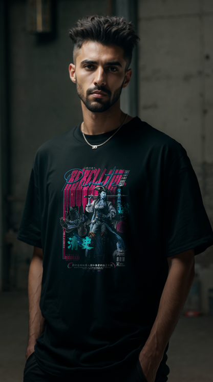Jeune homme portant le t-shirt oversize noir REBELLION PINK AND BLUE, coupe ample streetwear, design graphique rebelle, fond parking urbain industriel