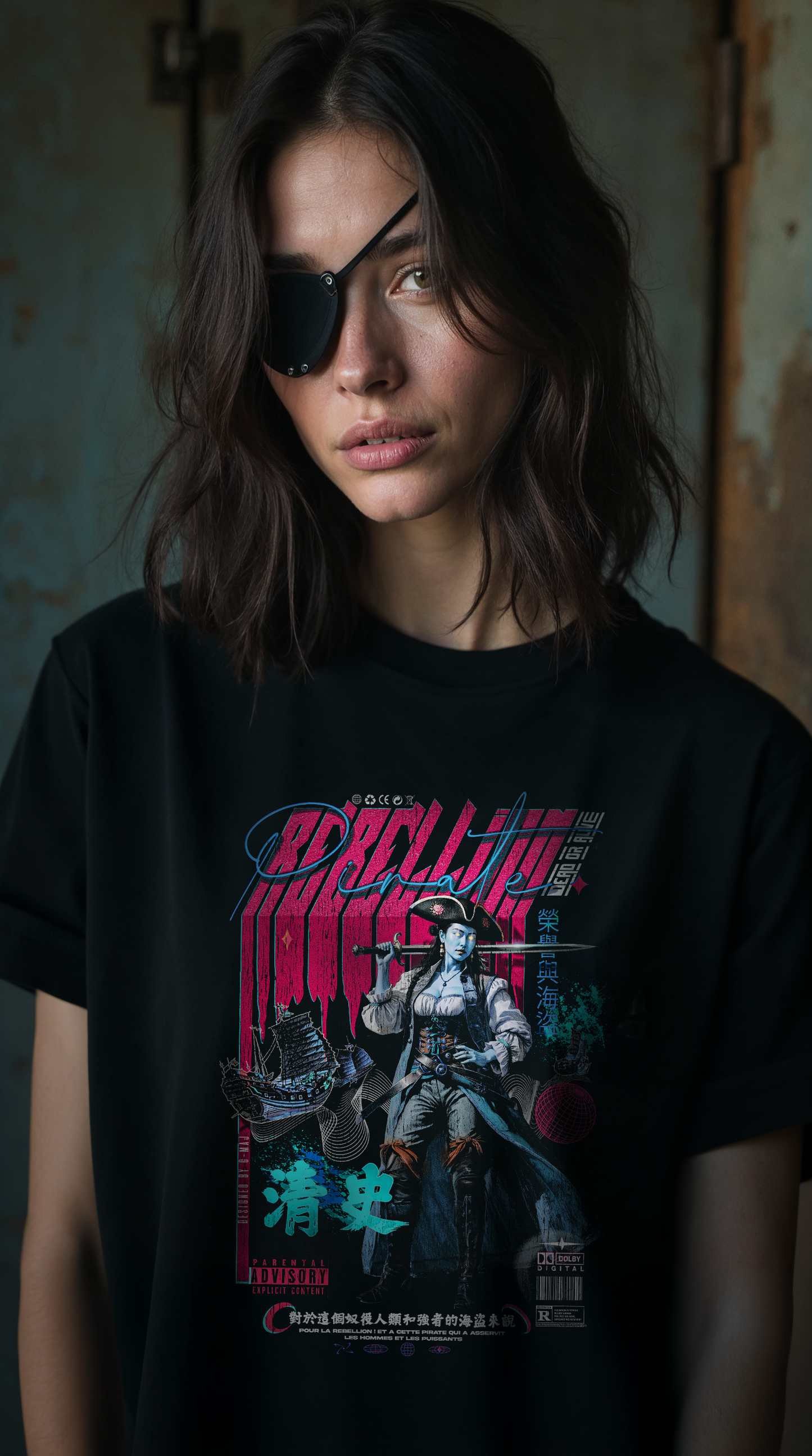 FemmeBRUNE PIRATE portant UN CACHE OEIL ET le t-shirt oversize noir REBELLION GREEN, style streetwear rebelle et féministe, coupe ample coton biologique
