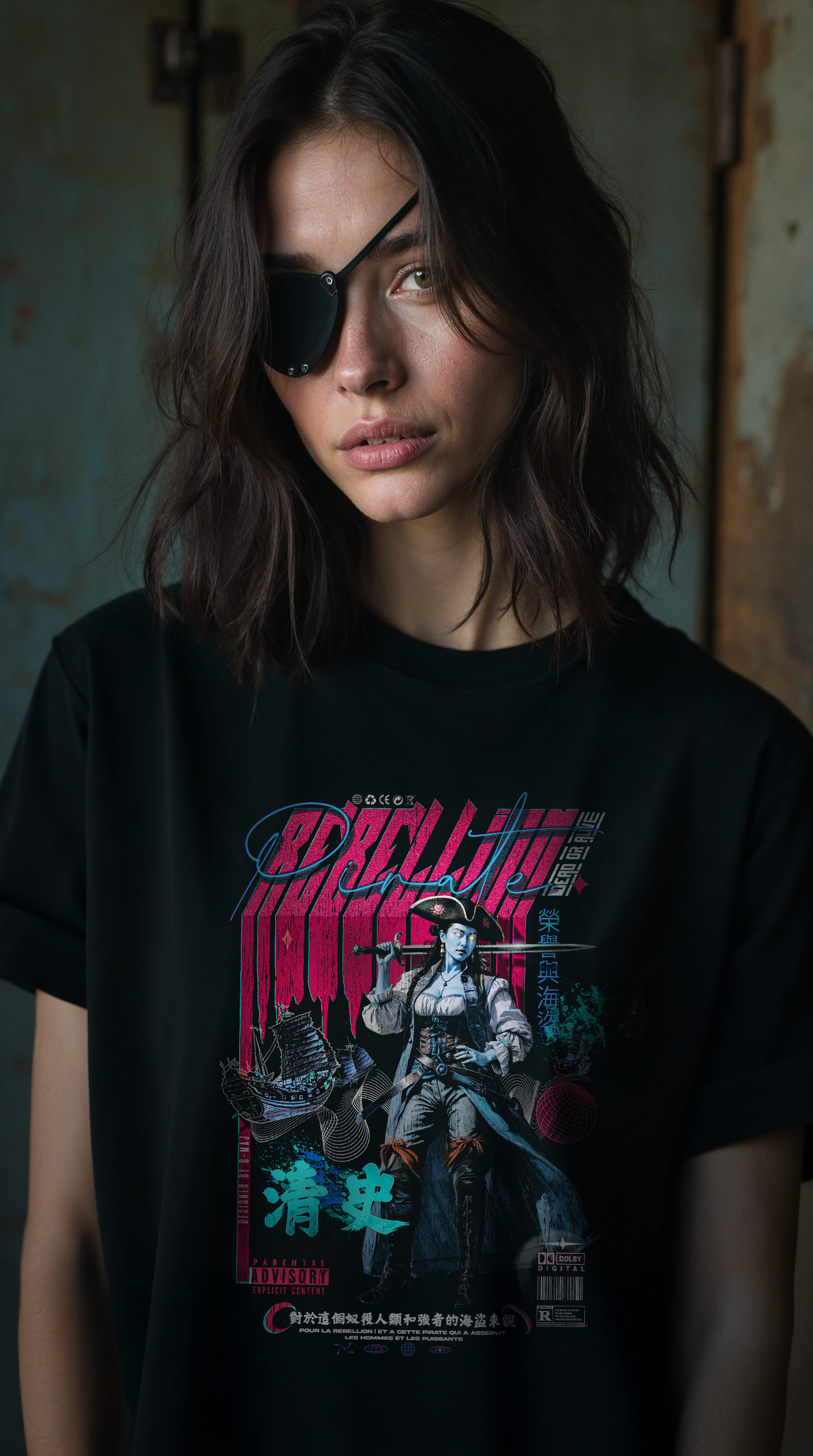 FemmeBRUNE PIRATE portant UN CACHE OEIL ET le t-shirt oversize noir REBELLION GREEN, style streetwear rebelle et féministe, coupe ample coton biologique