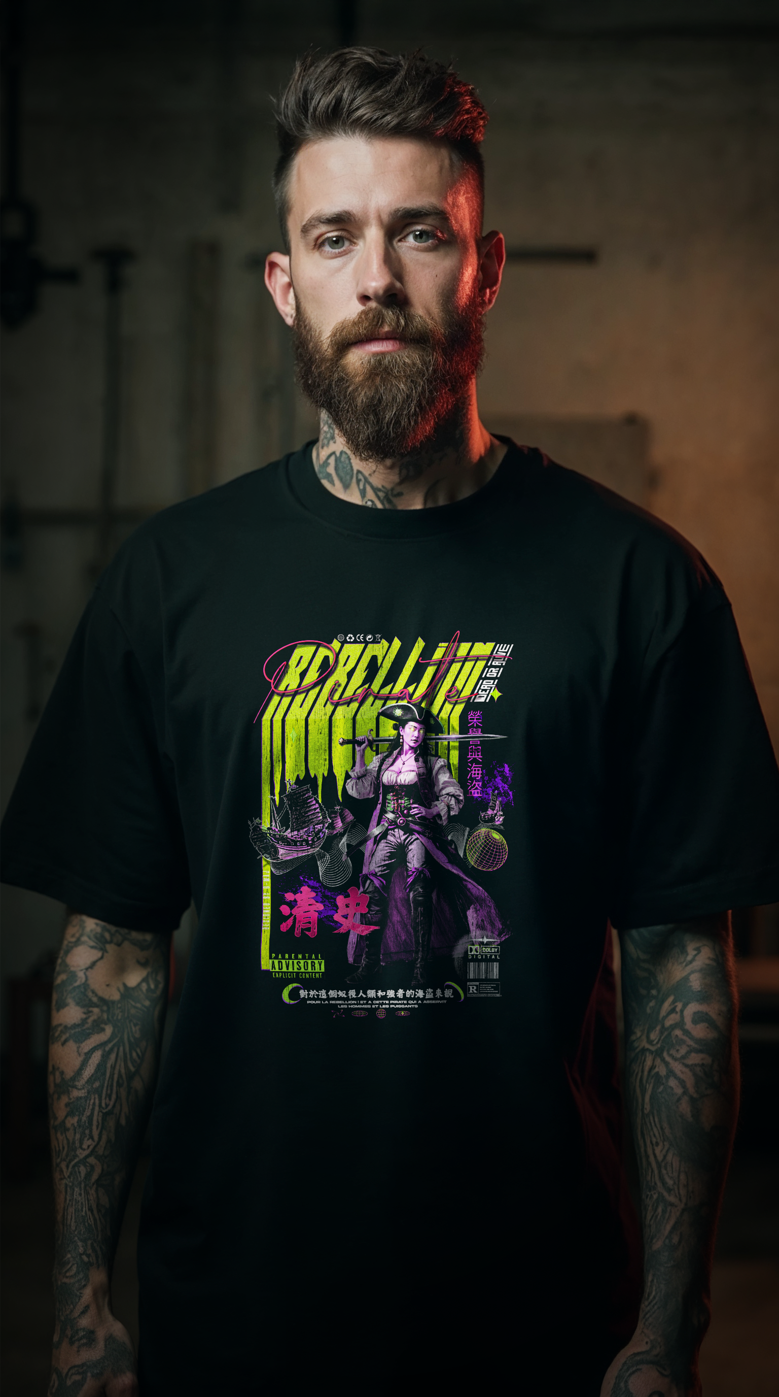 homme portant le t-shirt oversize noir REBELLION yellow flash FLUO, coupe ample streetwear, design graphique rebelle, fond parking urbain industriel