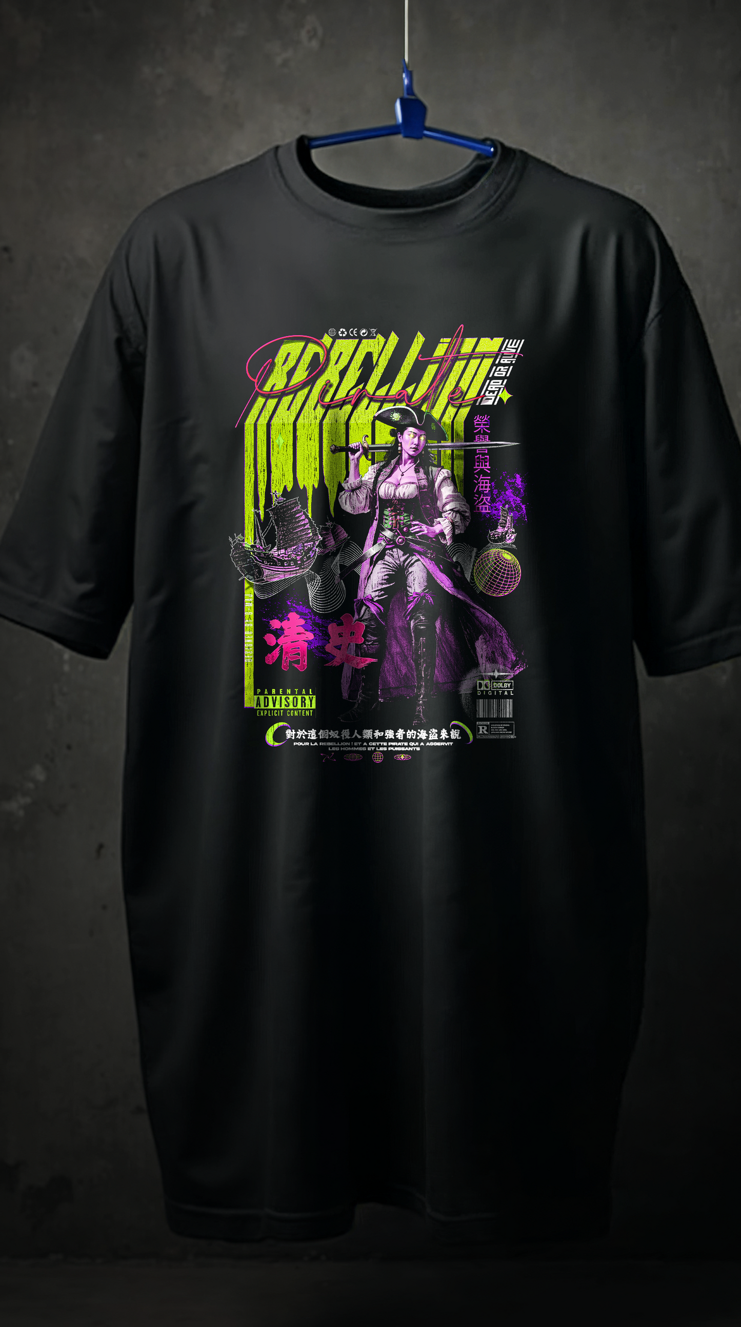 T-shirt oversize noir REBELLION YELLOW FLASH suspendu sur cintre, design graphique fluo femme guerrière pirate rebelle style streetwear, fond industriel sombre